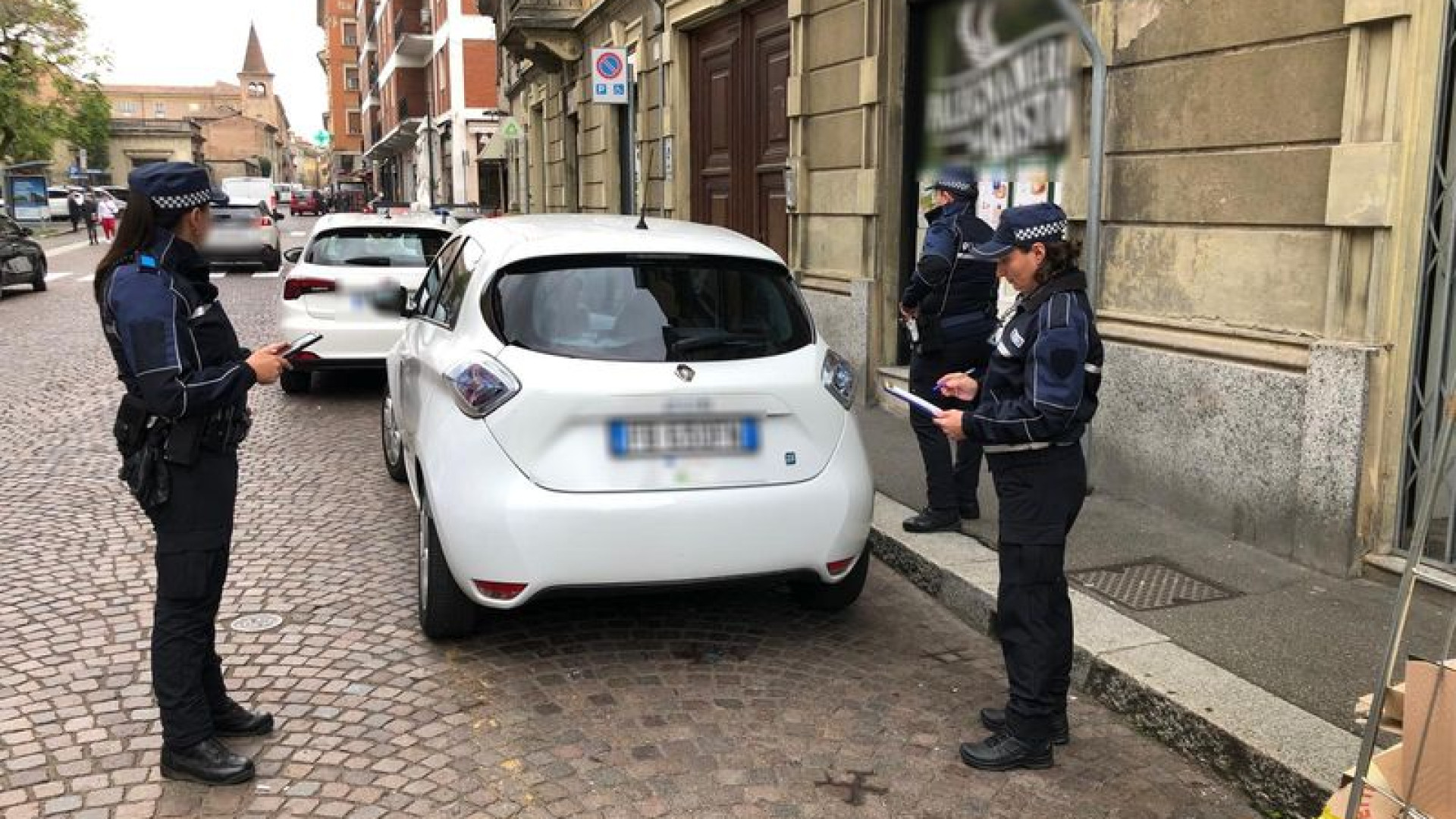 Controlli a un'auto, cittadino inveisce contro la polizia locale e fugge