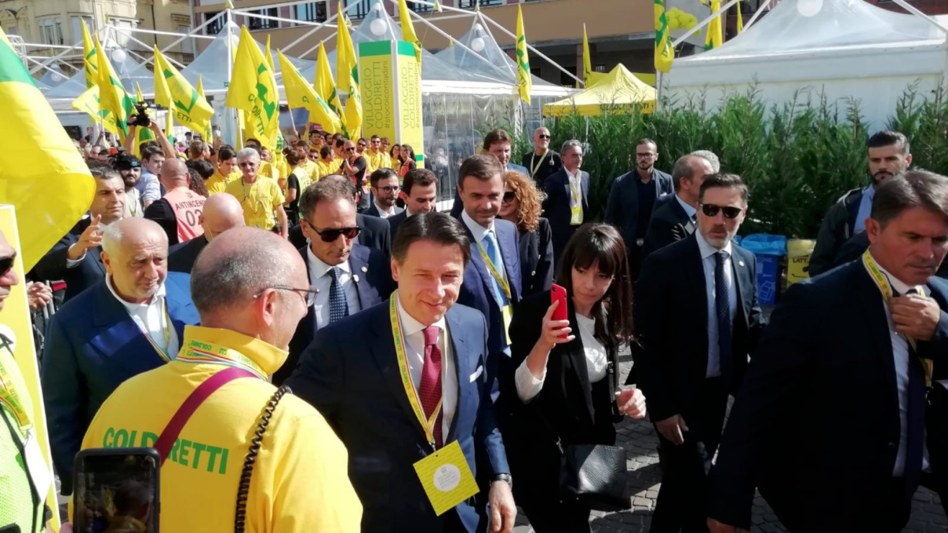 Villaggio contadino, è il giorno del mercato di Campagna Amica. Il premier Conte in visita tra i banchi