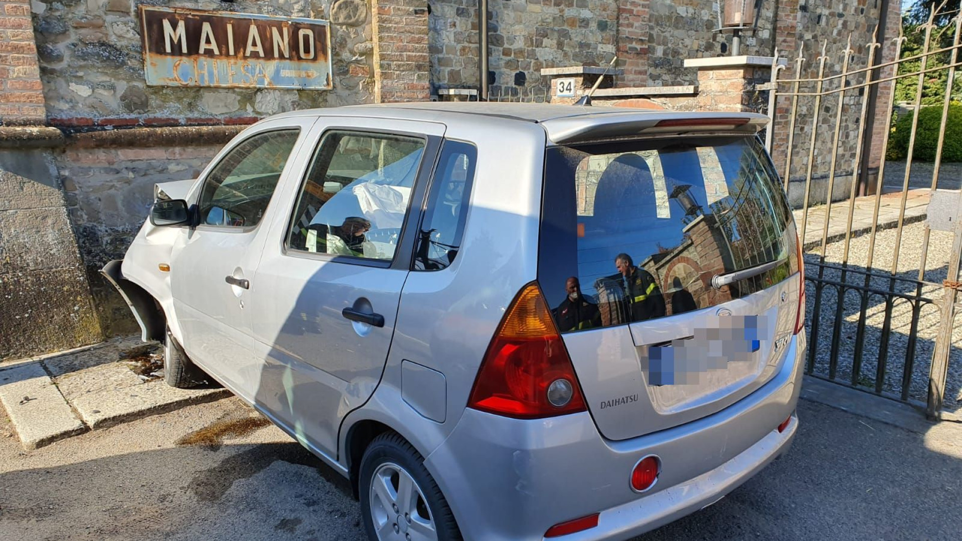 Malore in auto, finisce contro il campanile della chiesa di Maiano. Ferito 78enne