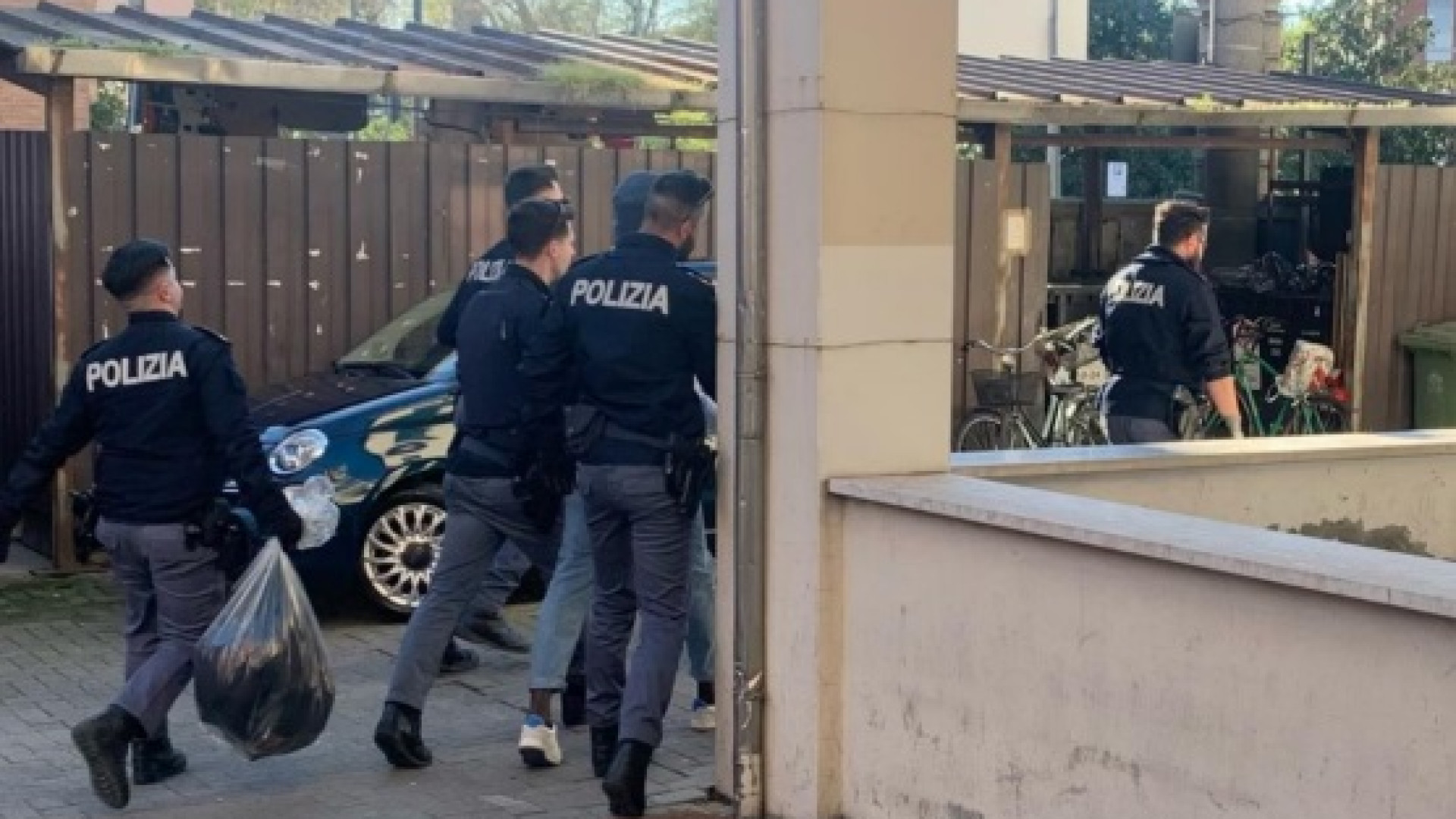 La polizia segue l'amante e arresta sul treno un 28enne ricercato