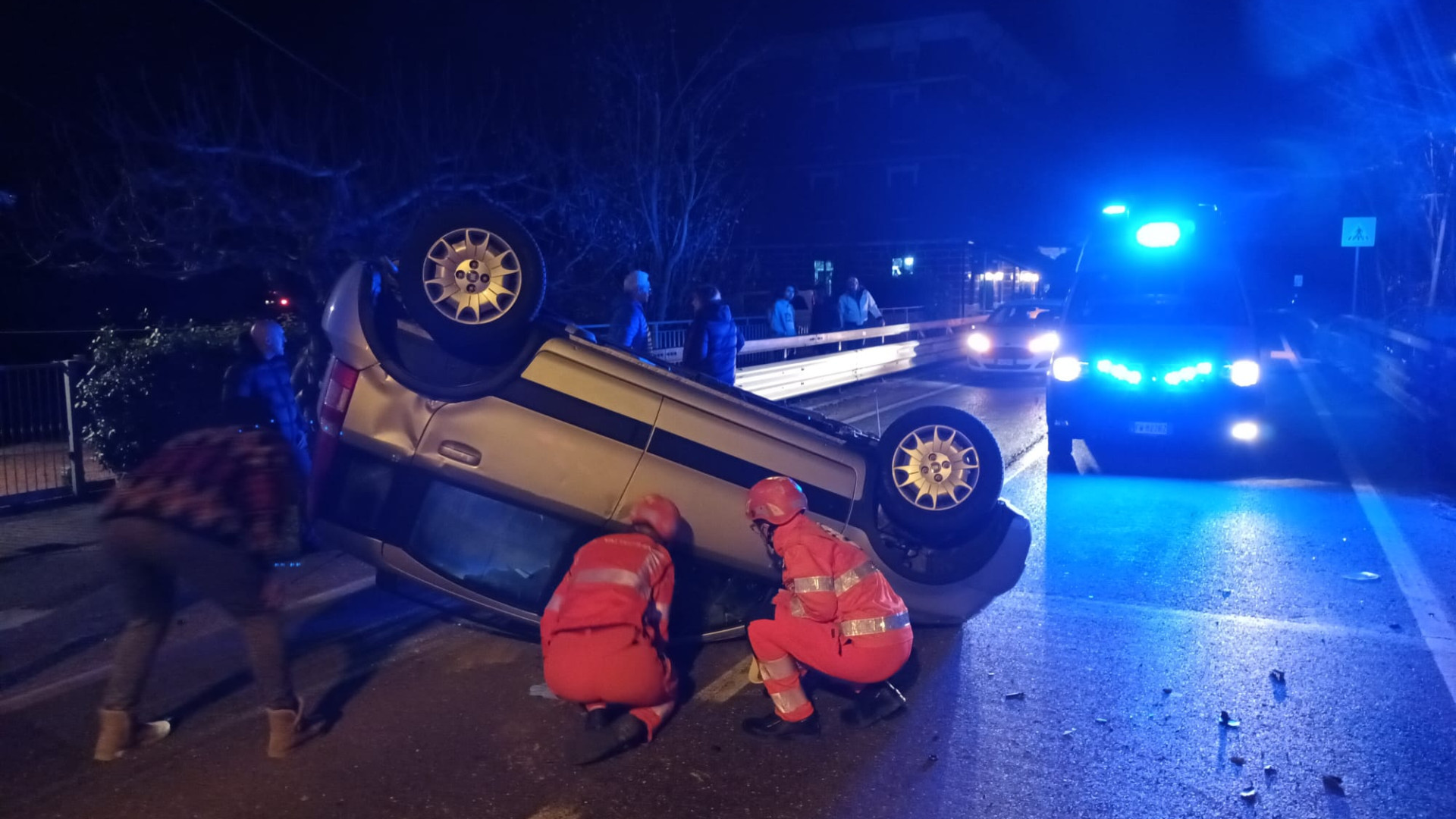 Donna incastrata nell’auto che si ribalta. Statale 45 temporaneamente chiusa