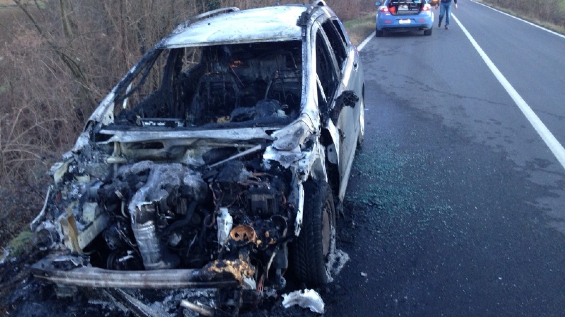 Corto circuito e l'auto è divorata dalle fiamme: ecco cosa rimane della vettura