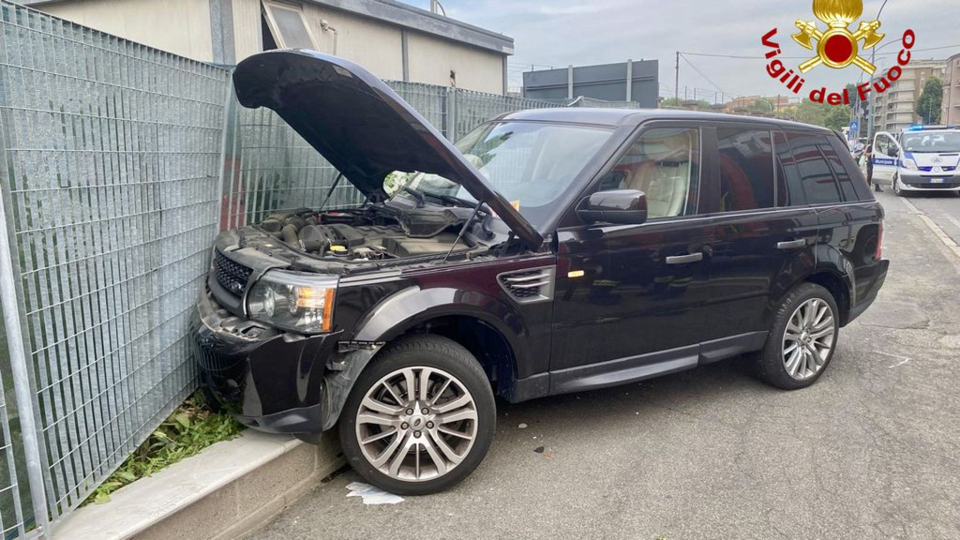 Sbanda e finisce contro un cancello: grave incidente in via XXIV Maggio a Piacenza