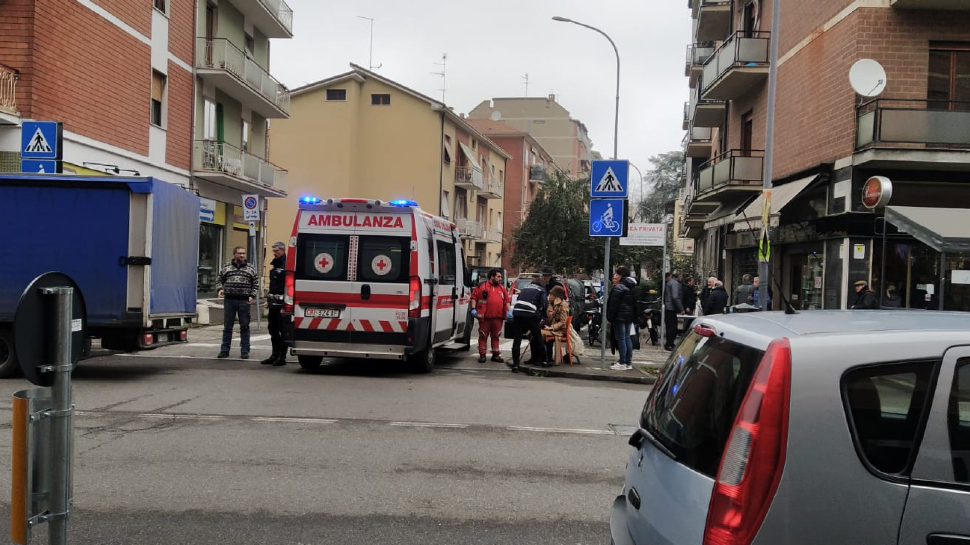 Camion in manovra urta una donna. Attimi di apprensione in viale Dante