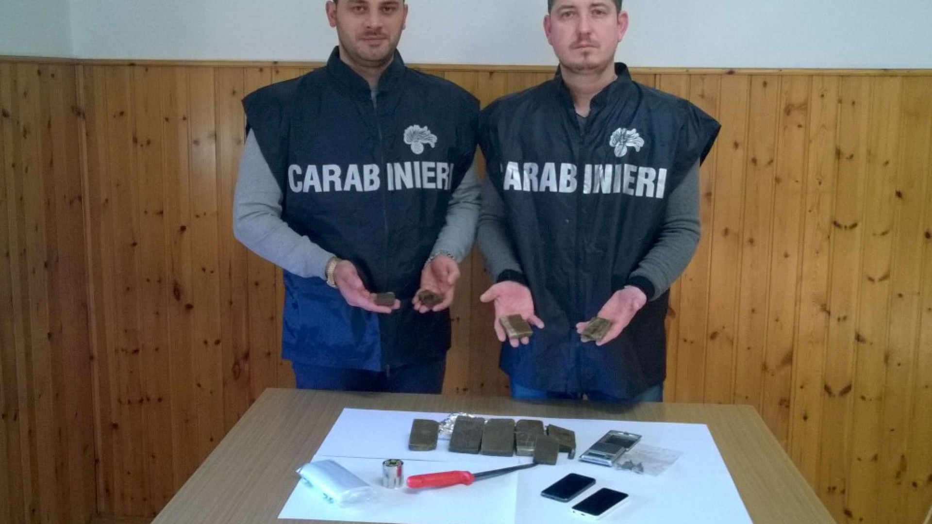 Spaccio, un arresto e una denuncia. Quattro pittbull in casa per difendere la droga