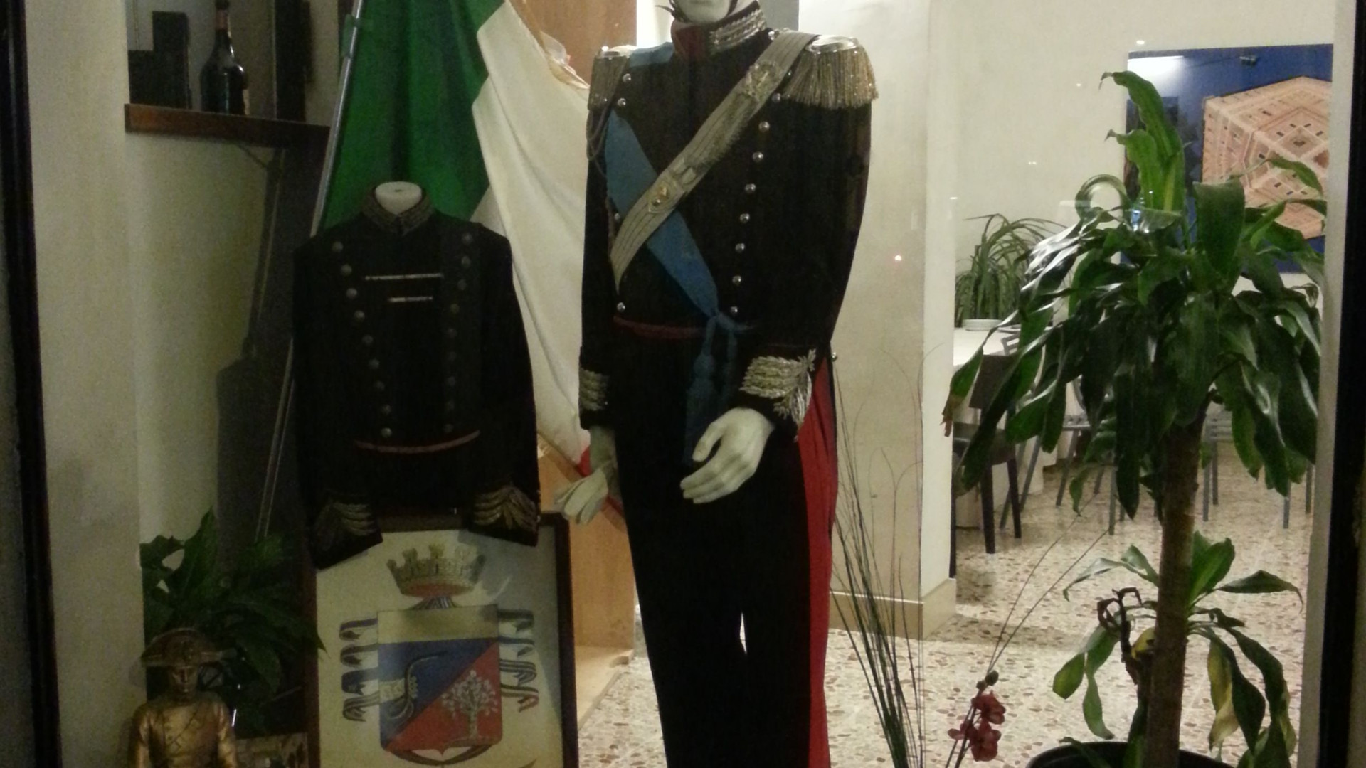 Festa delle Forze Armate, vetrine in onore dell'Arma dei Carabinieri