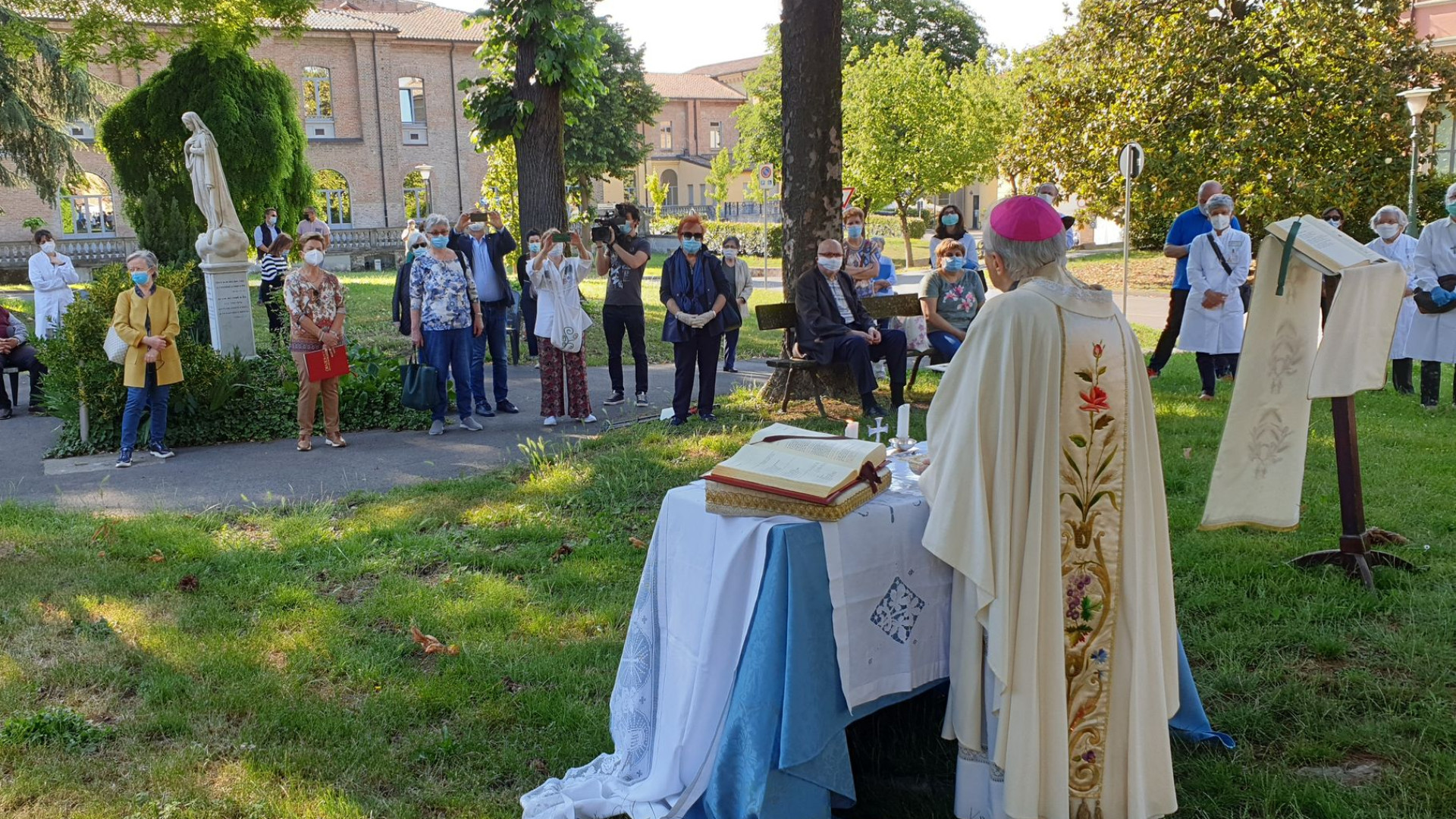"Preghiamo per tutti loro": all'ospedale messa del vescovo per i piacentini morti per Covid