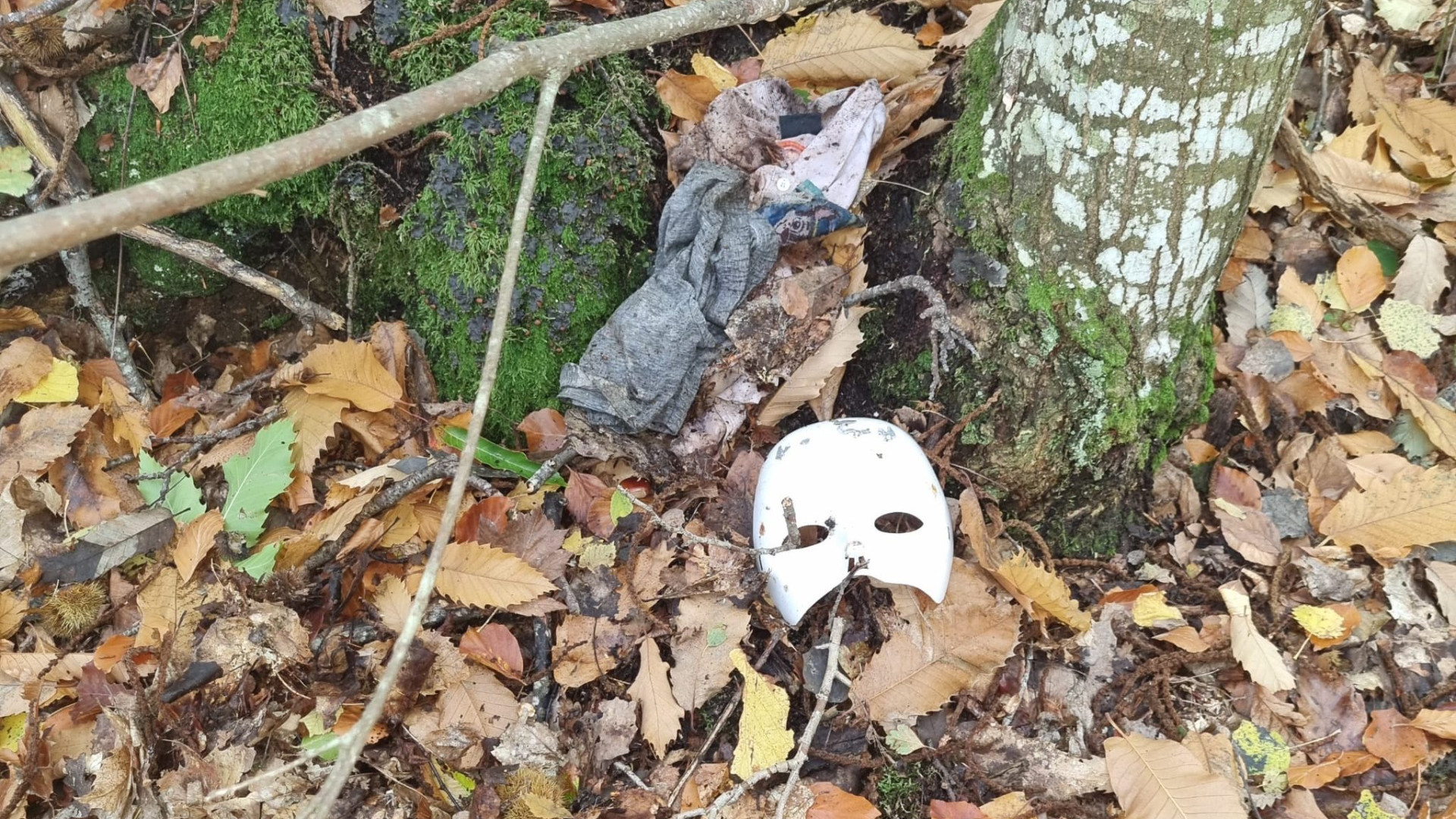 Vestiti da bimba bruciati, finti falli, maschere. L'ombra del satanismo in Alta Val d'Arda