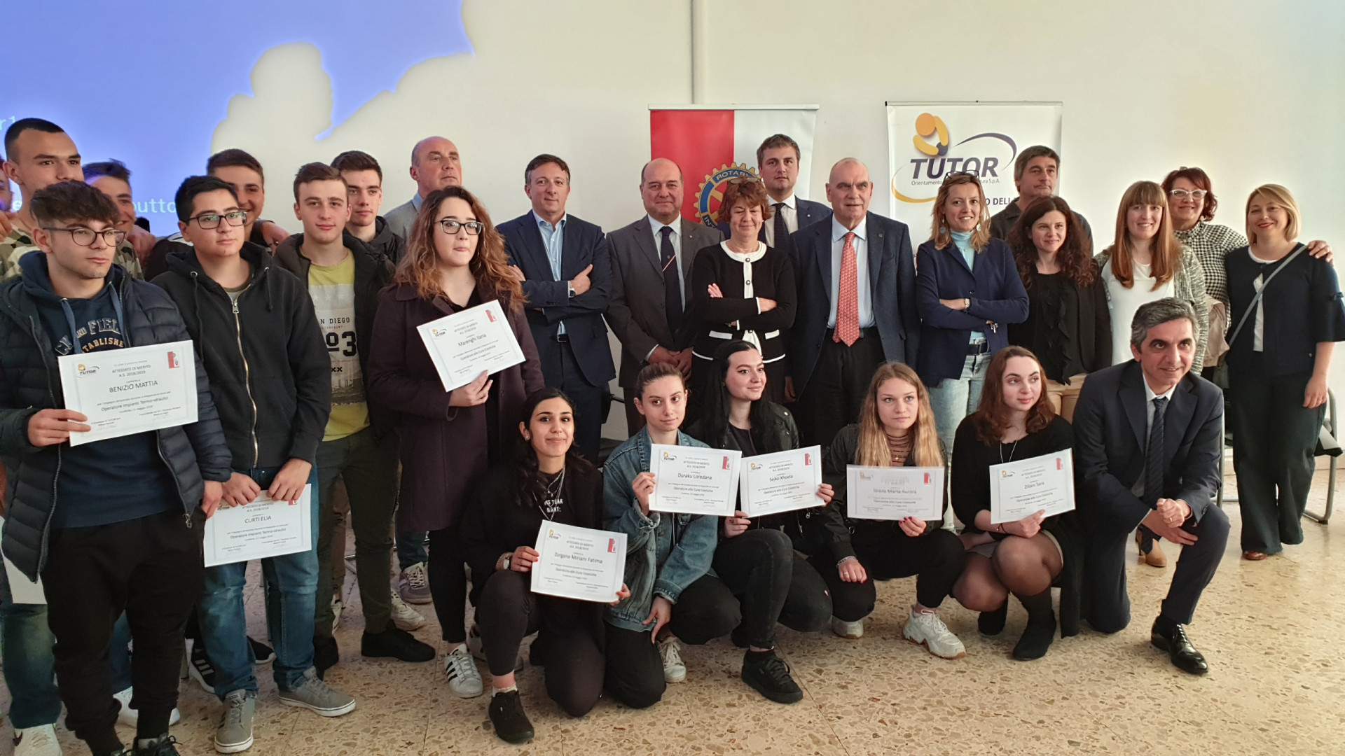 Cure estetiche agli anziani e piccole riparazioni. Premiati 12 studenti