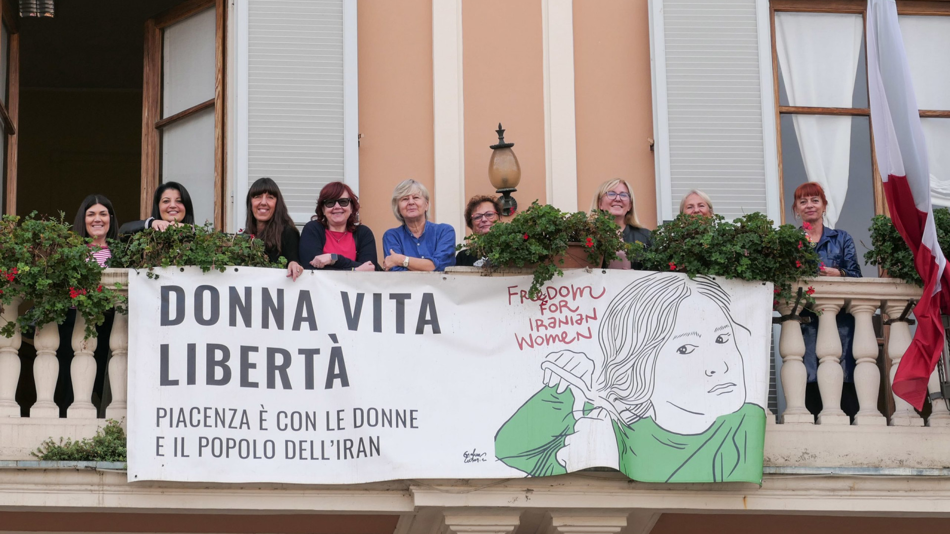 Dal balcone del Comune di Castello "Solidarietà a donne e giovani iraniani"