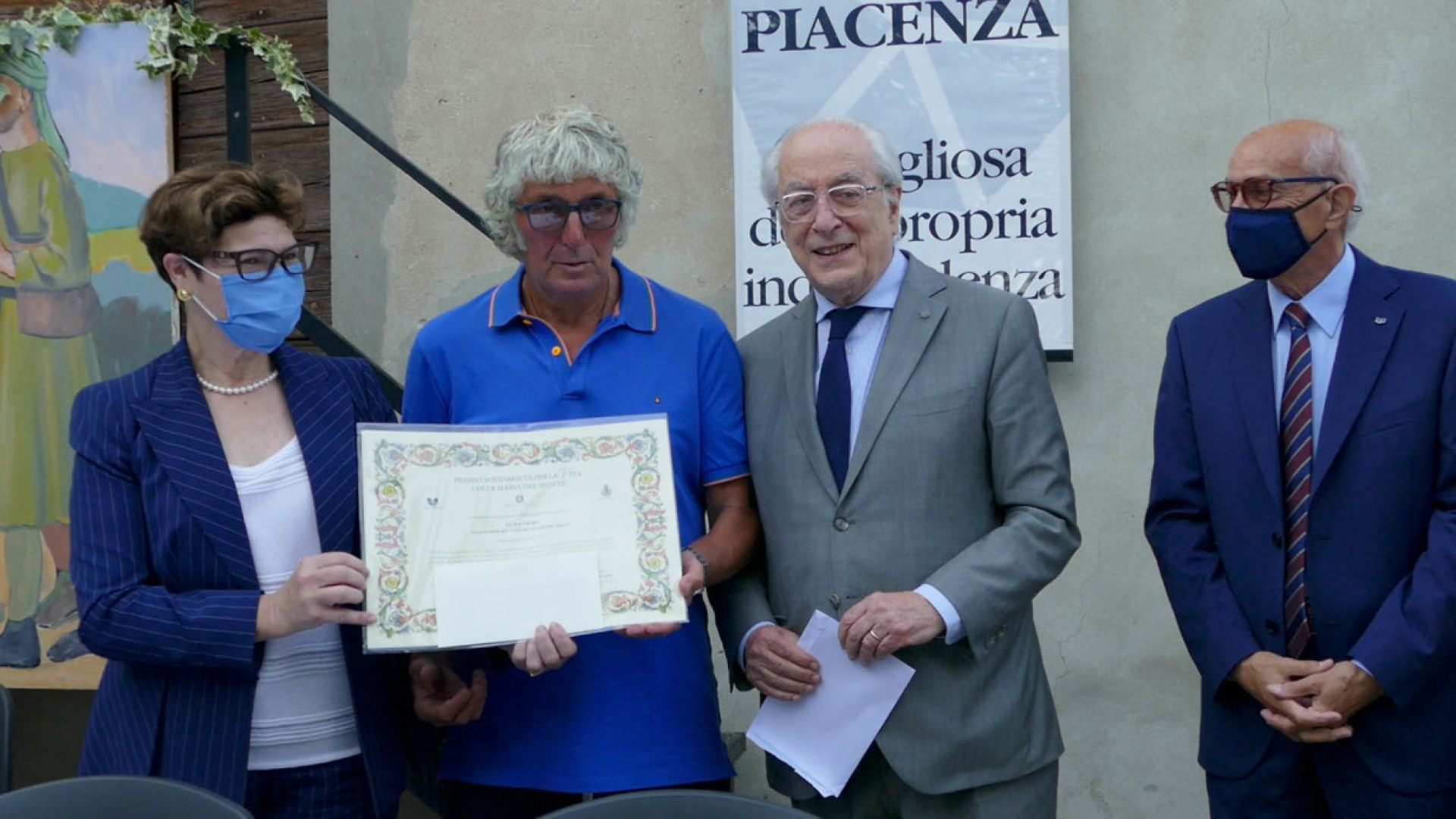 A Gigi Fiori il premio Solidarietà per la vita: "Lo dedico ai miei genitori"