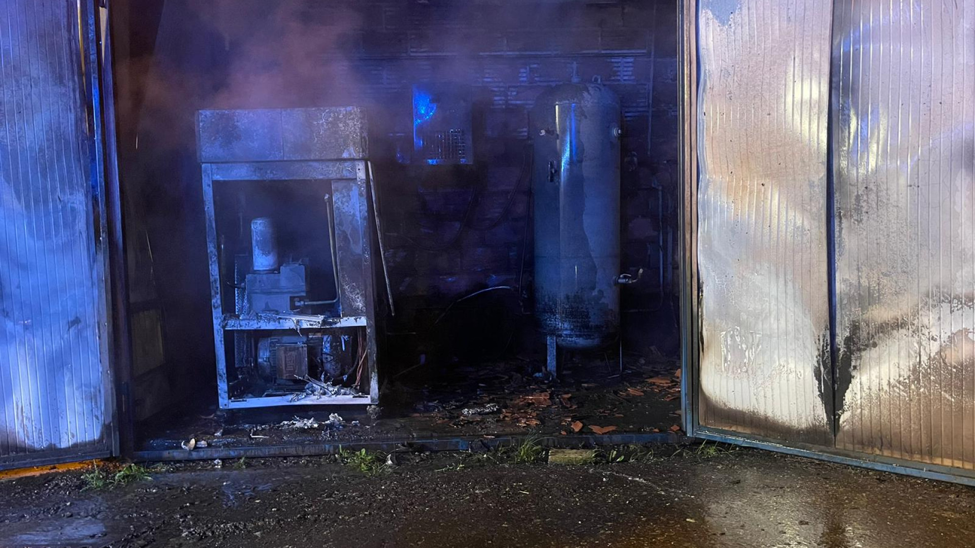 Incendio in un'azienda di Borgonovo, guardia giurata lancia l'allarme