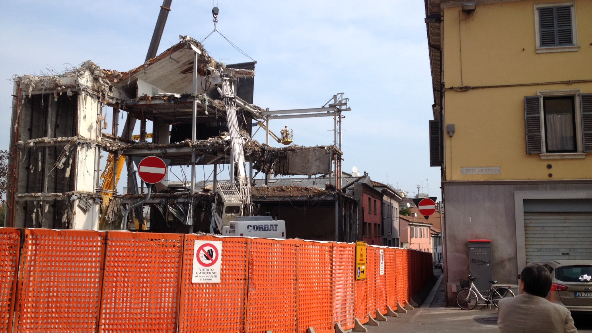 Palazzo ex Enel, slitta di qualche giorno la fine della demolizione