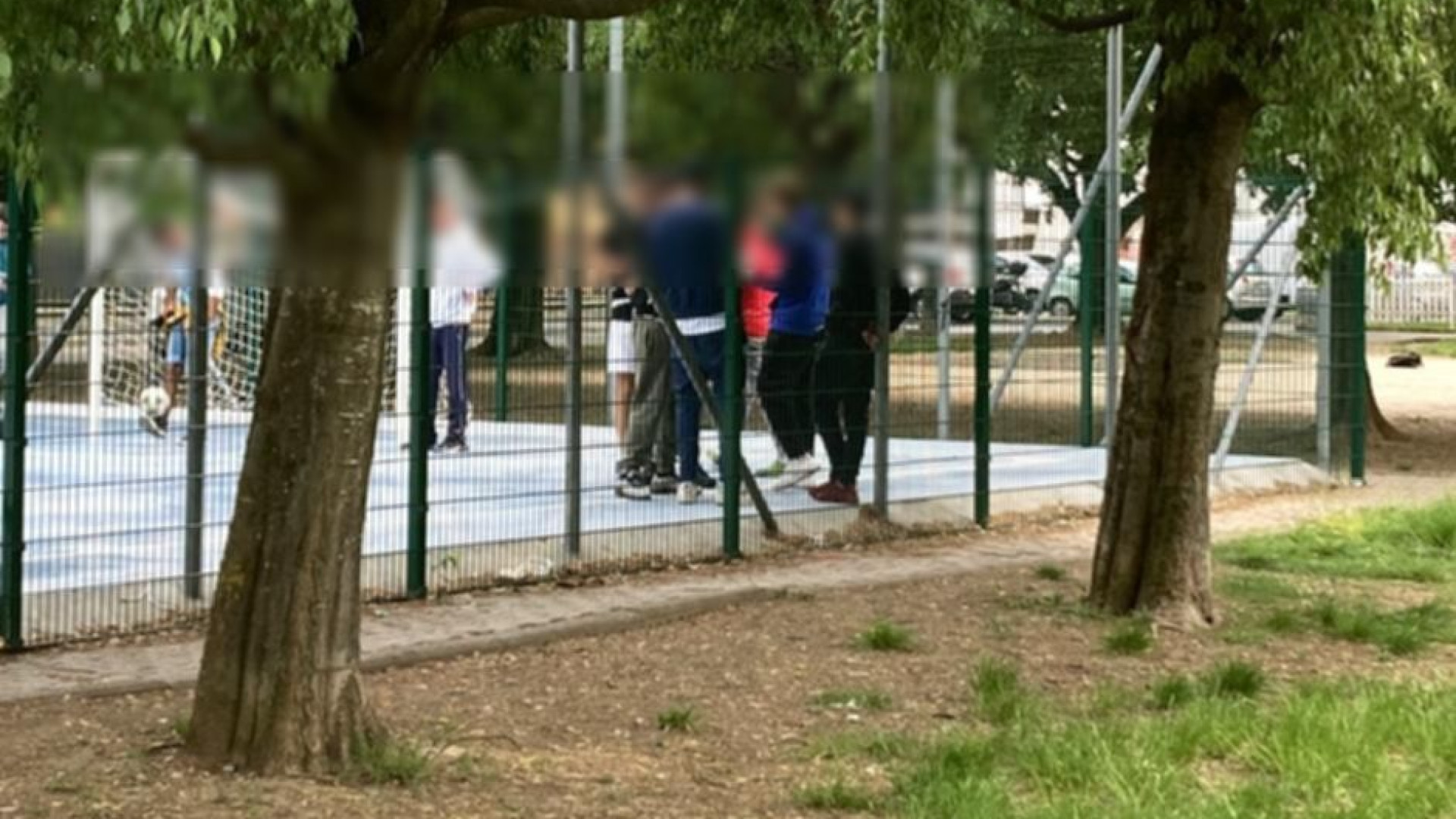 Fidanzatino geloso minaccia con il coltello il rivale fuori da scuola: "Stalle lontano"