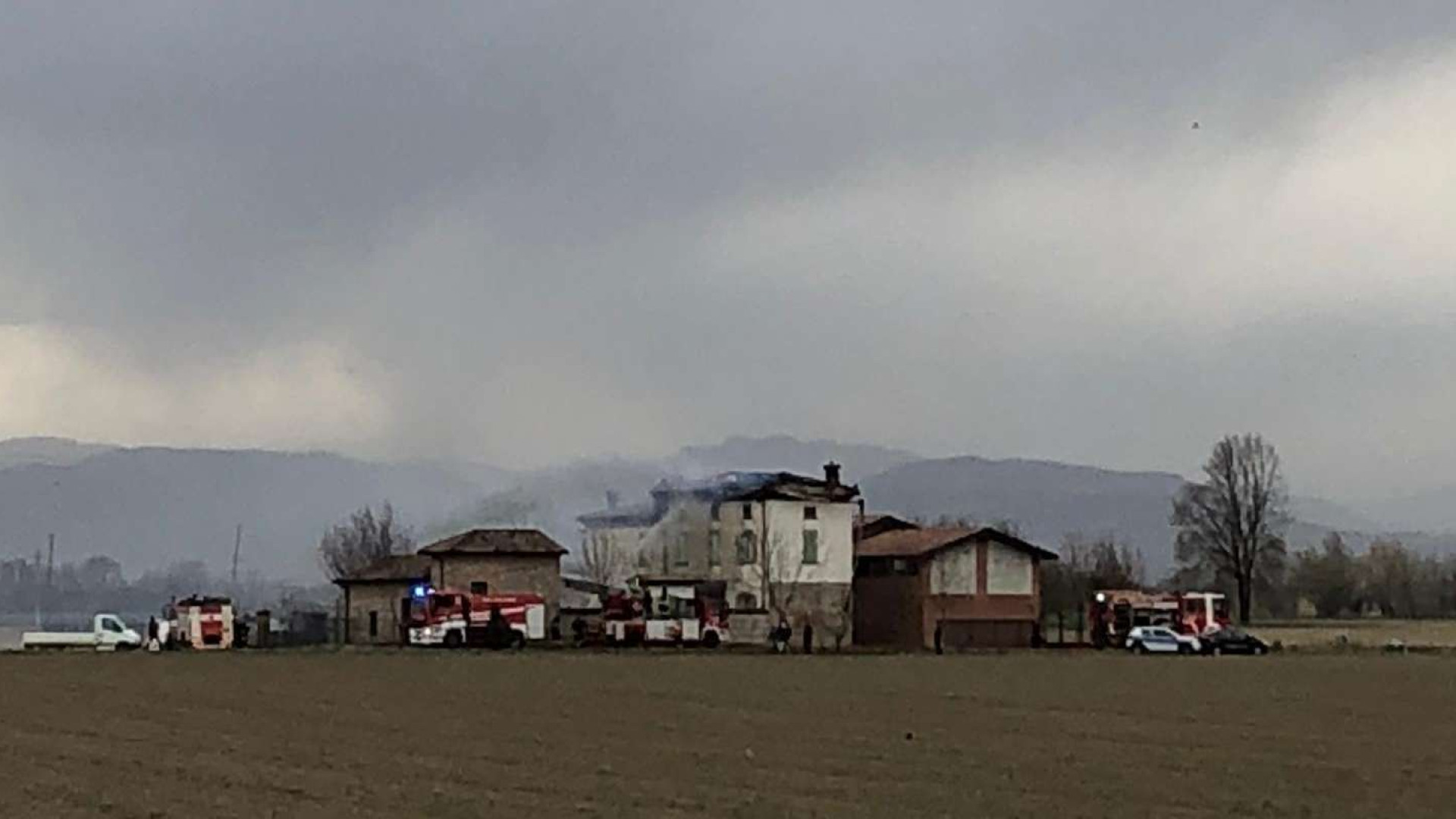 Tetto in fiamme a Pontenure, cinque squadre per domare il rogo