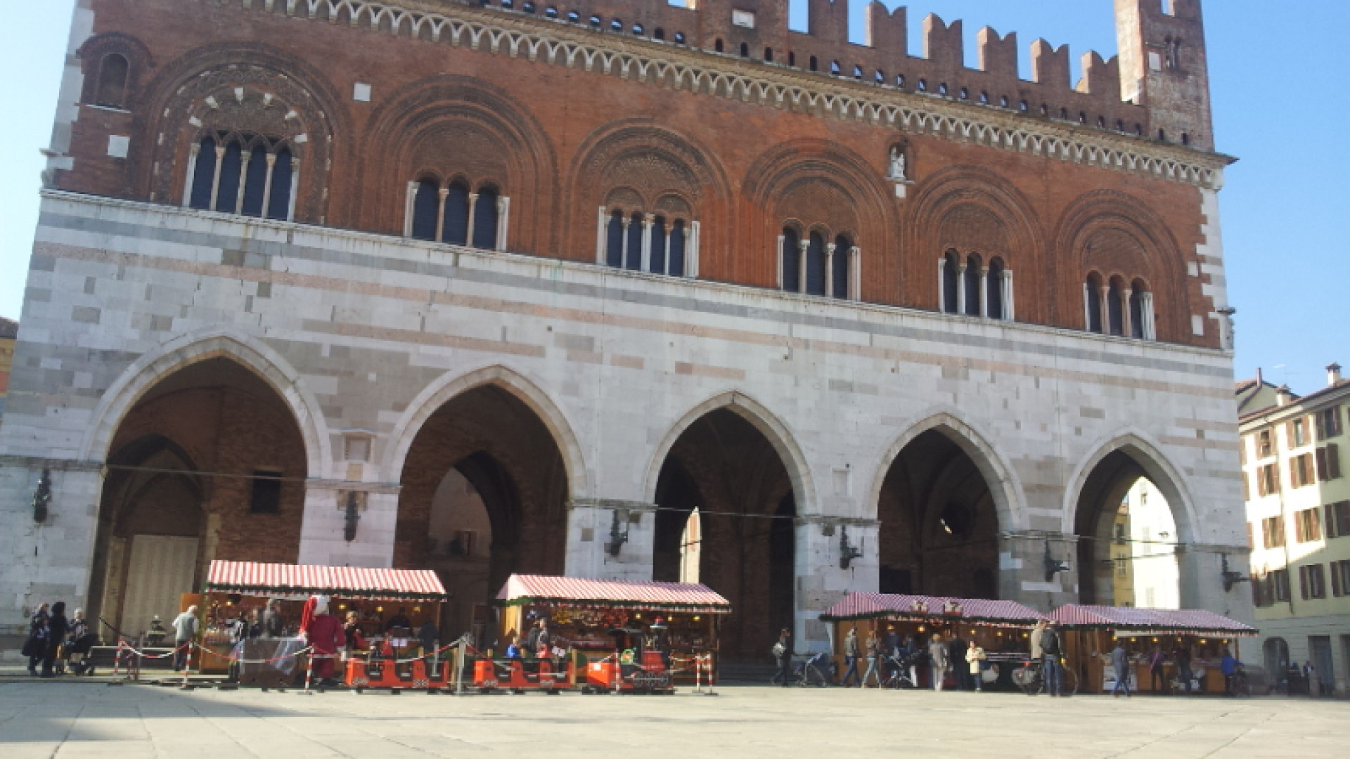 Il Natale arriva con oltre due mesi di anticipo: a Piacenza il mercatino di Bolzano