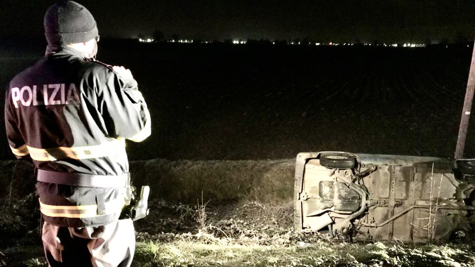 Esce di strada e si ribalta: al pronto soccorso. “Un cinghiale da evitare”