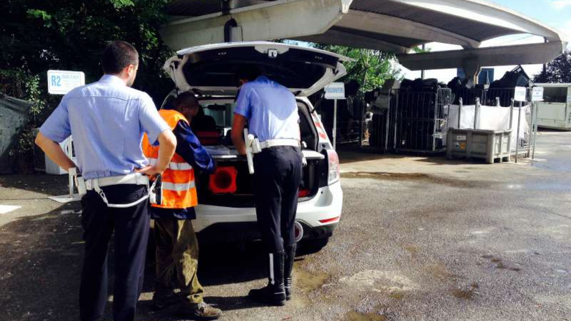 Cerca di rubare rifiuti, aggredisce l'addetto del centro raccolta