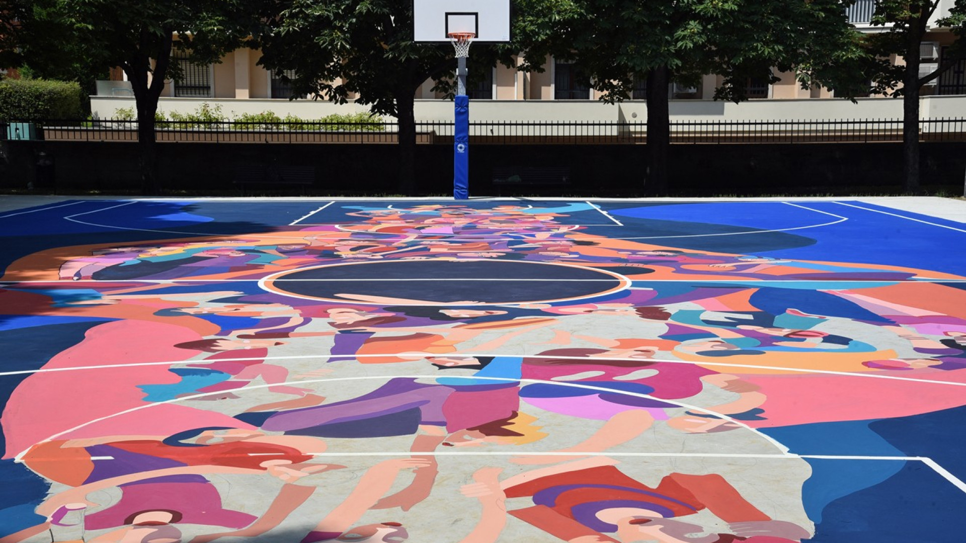 Ecco il nuovo coloratissimo campo da basket di via Negri: "Uno spazio per tutti