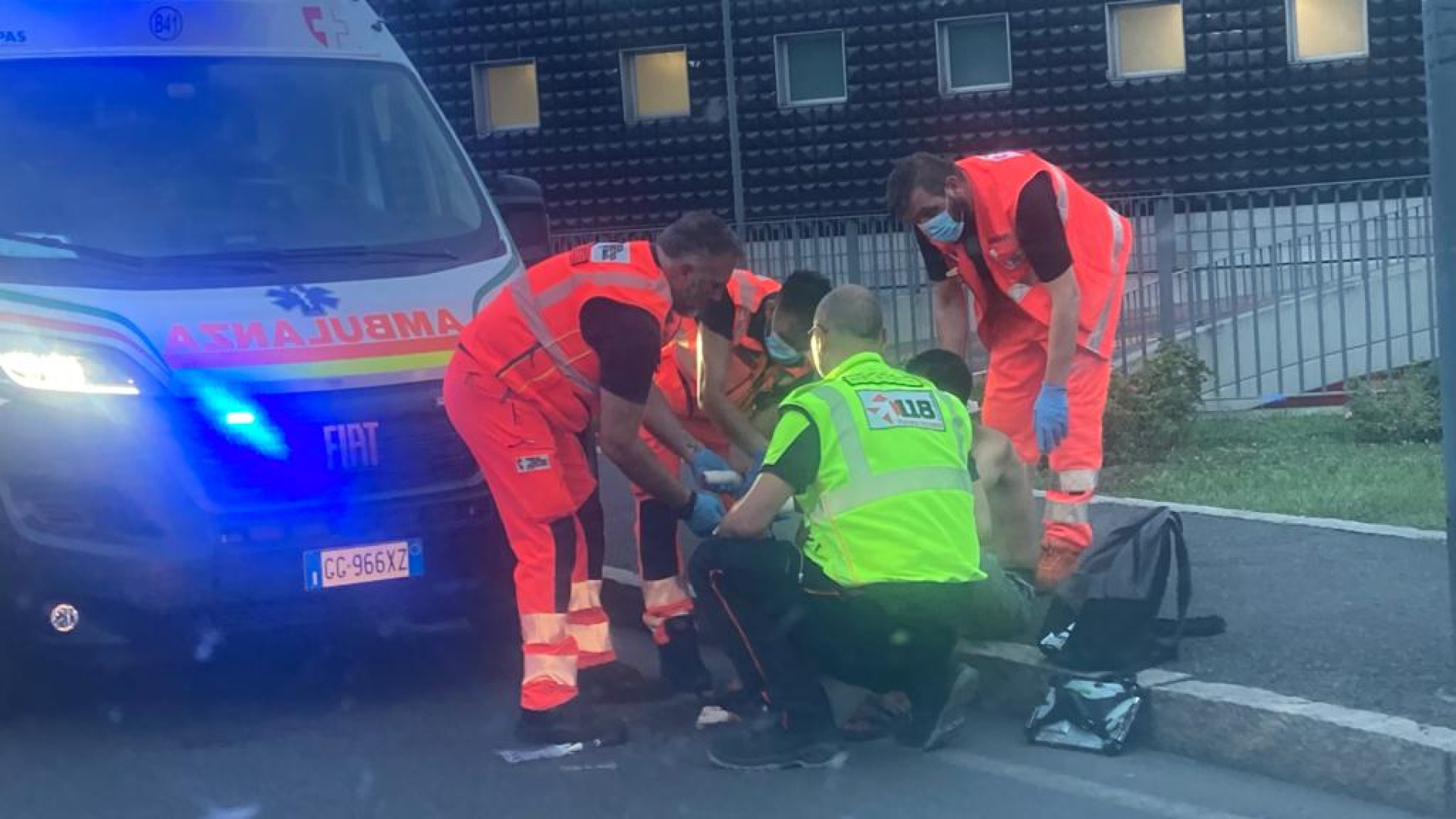 Ancora coltellate, in via Calciati due feriti e un uomo in fuga dai carabinieri