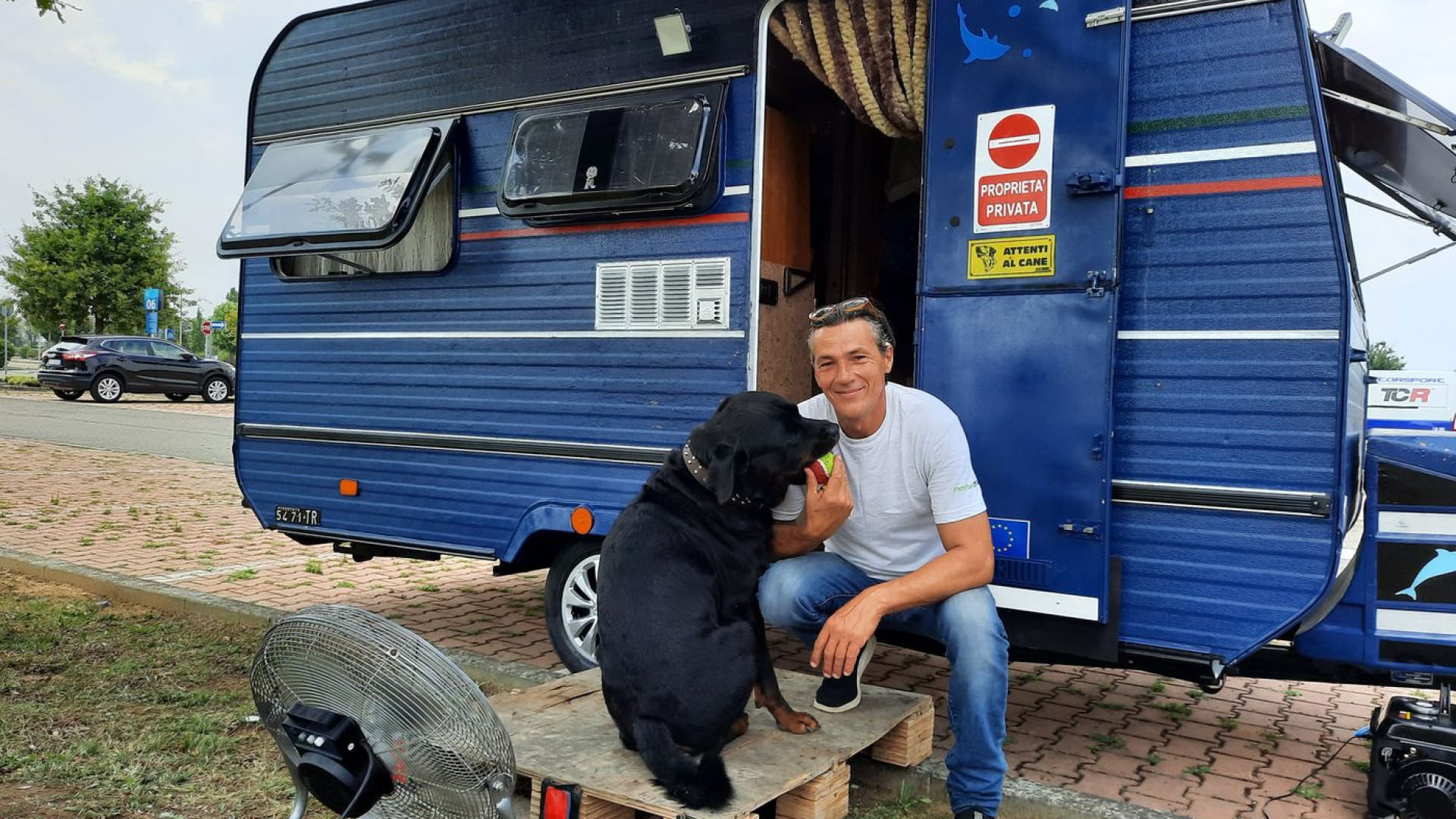 La storia di Vincenzo: "Sopravvivo in roulotte con l'inseparabile Brando"