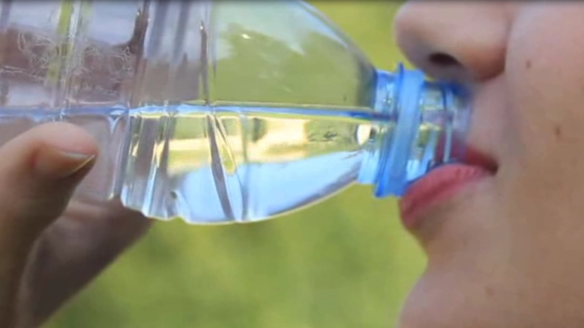 Bere molta acqua e mangiare a orari regolari per non "soffrire" l'estate