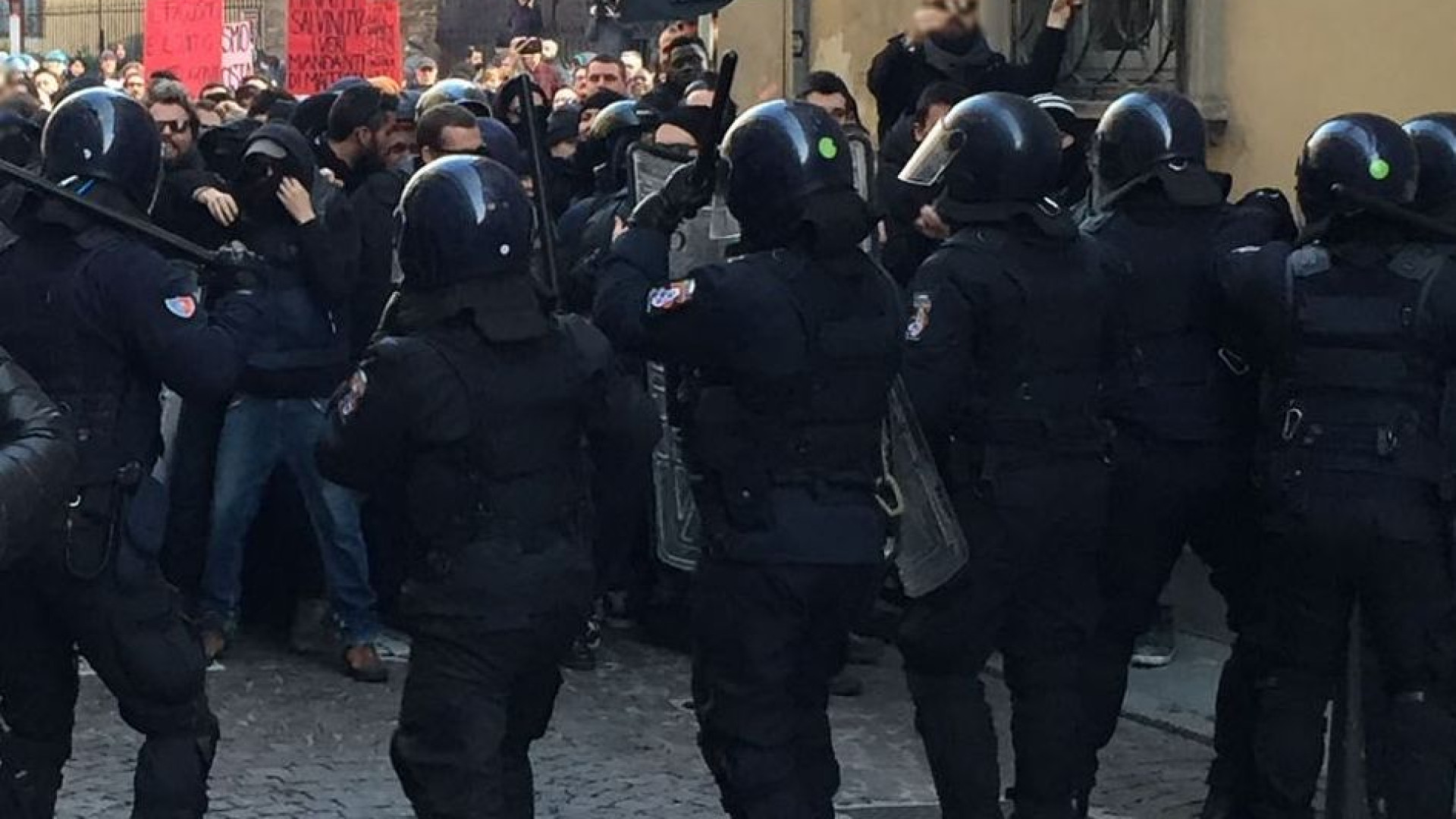 Carabiniere aggredito durante il corteo: chiesti più di quattro anni di pena per i due imputati