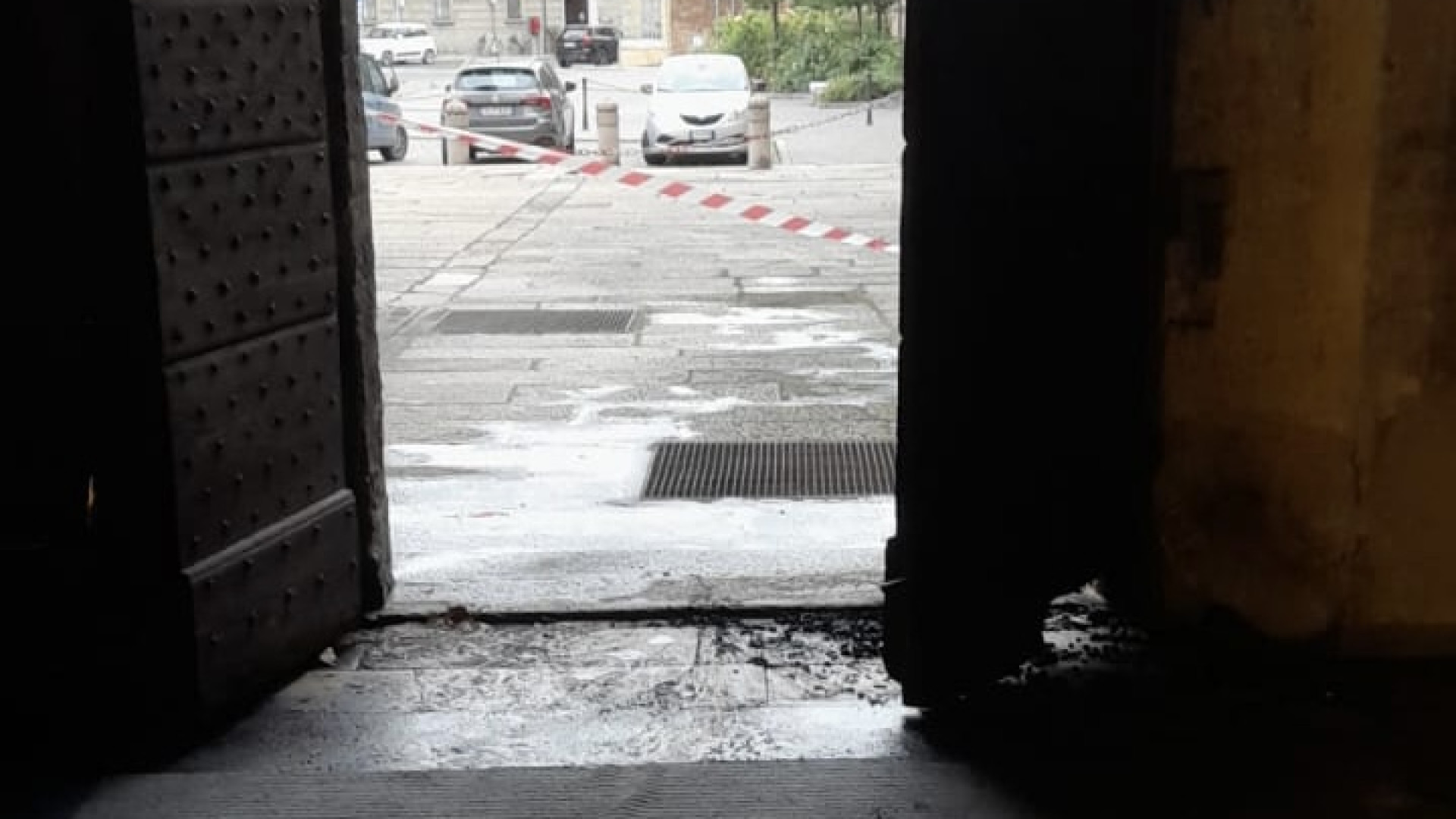 Santa Maria di Campagna, in fiamme il portone della basilica