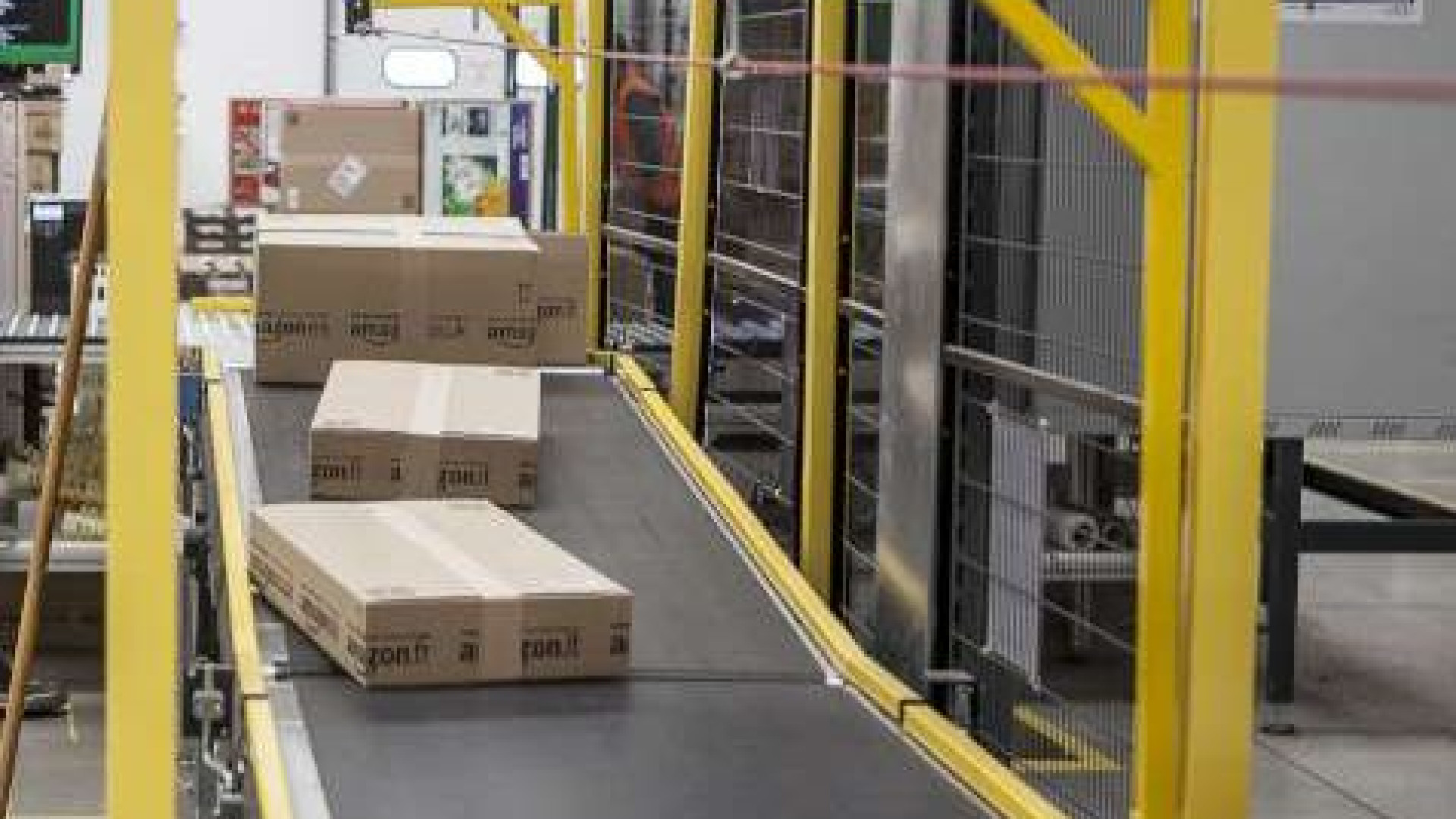 Si intasca tre cellulari da 5mila euro: magazziniere di Amazon arrestato