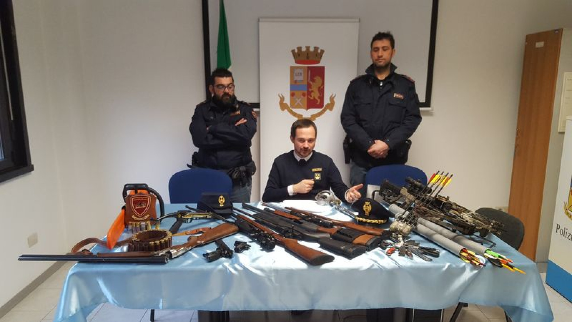 In auto impugnando un fucile: due romeni arrestati. Uno di loro in casa aveva un arsenale