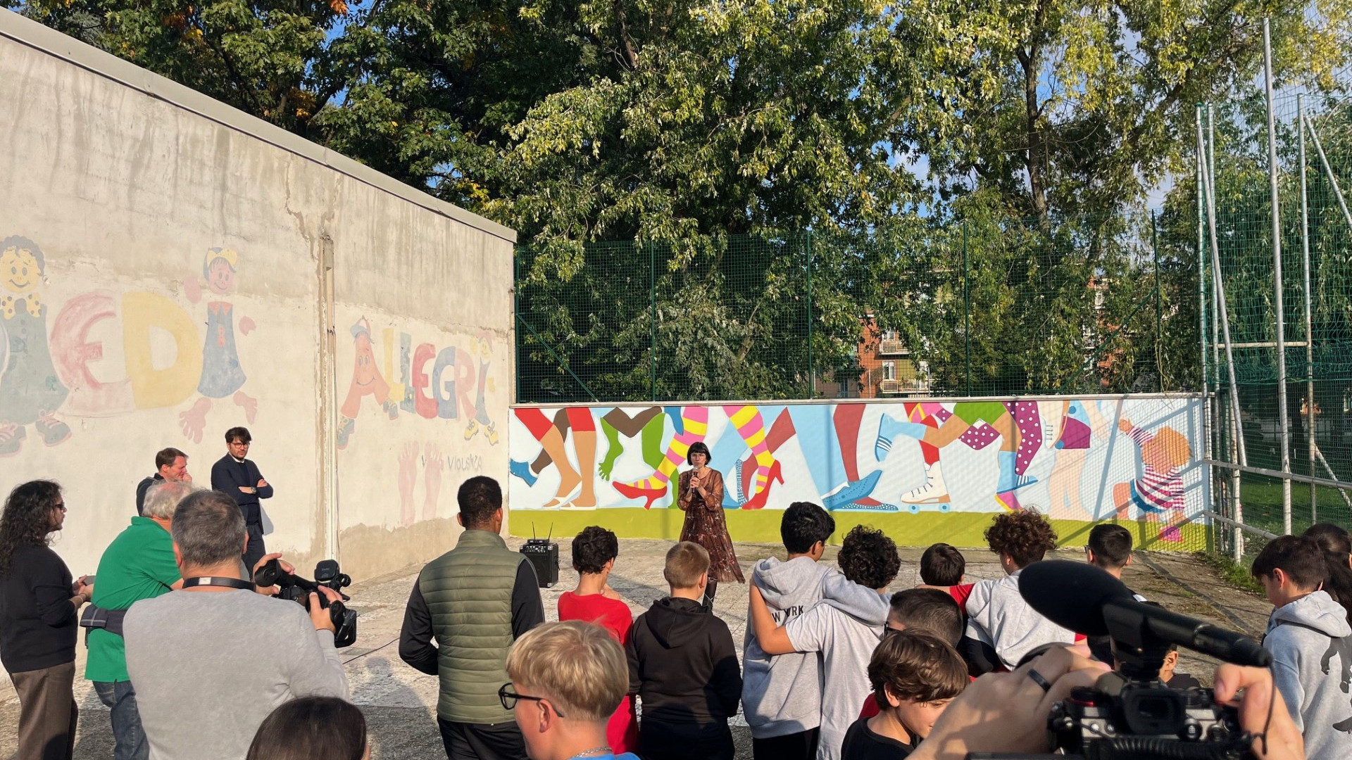 "Piedi allegri camminano insieme": inaugurato il murale che sa di integrazione