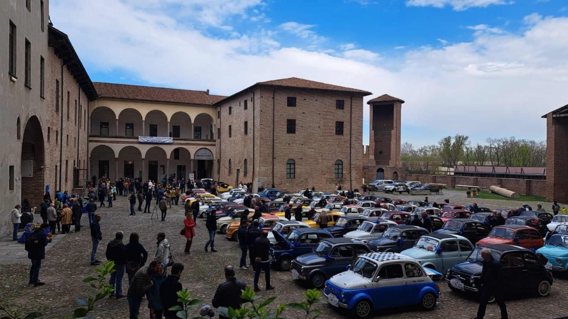 Grazie alle iconiche Fiat 500 mille euro alla Fondazione italiana per l'autismo