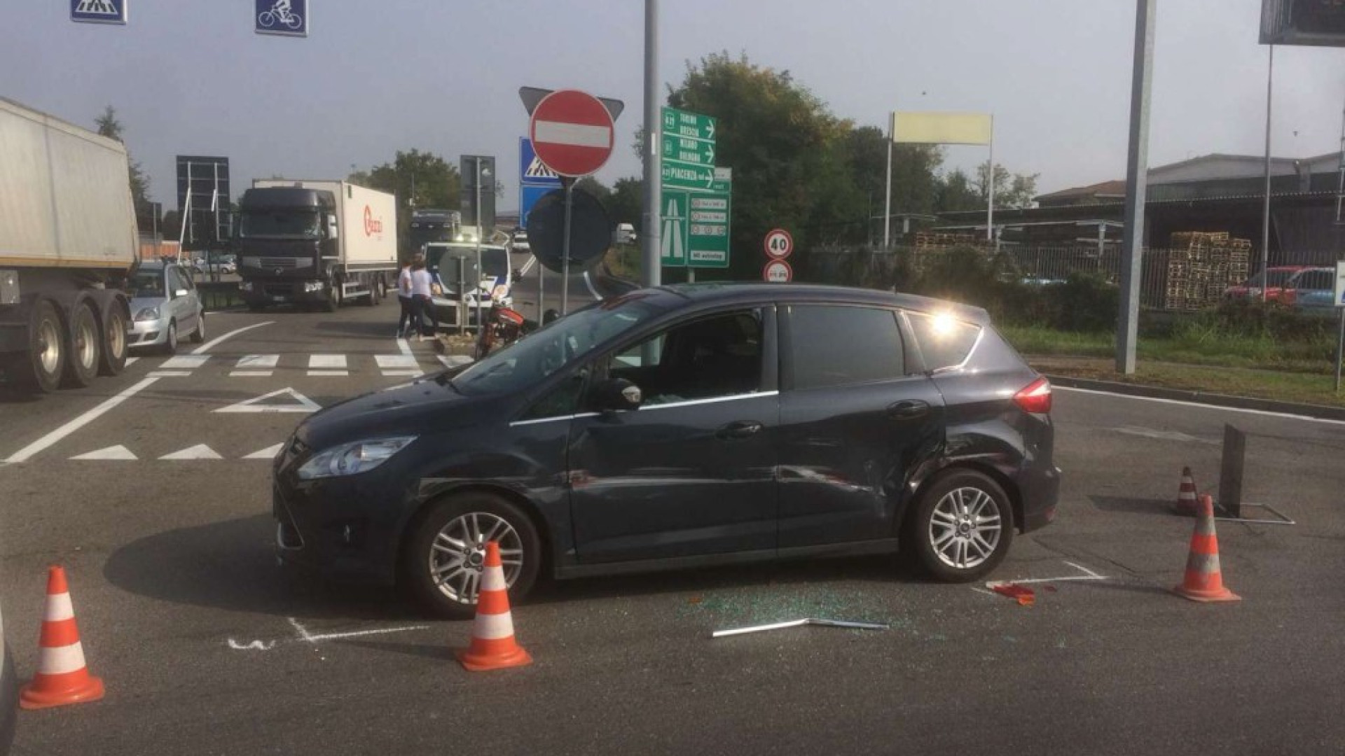 Scontro tra un'auto e un Tir, lievi disagi al traffico in via Emilia Pavese