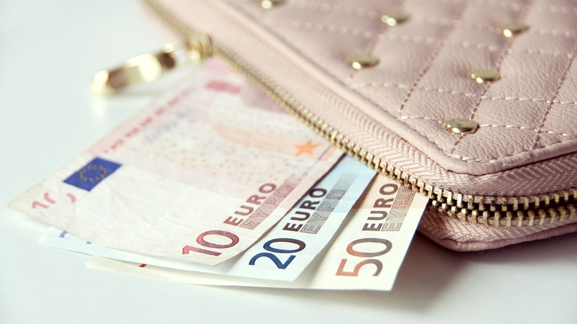 Anziano truffato da finti agenti a Ziano, spariscono 700 euro e un salame