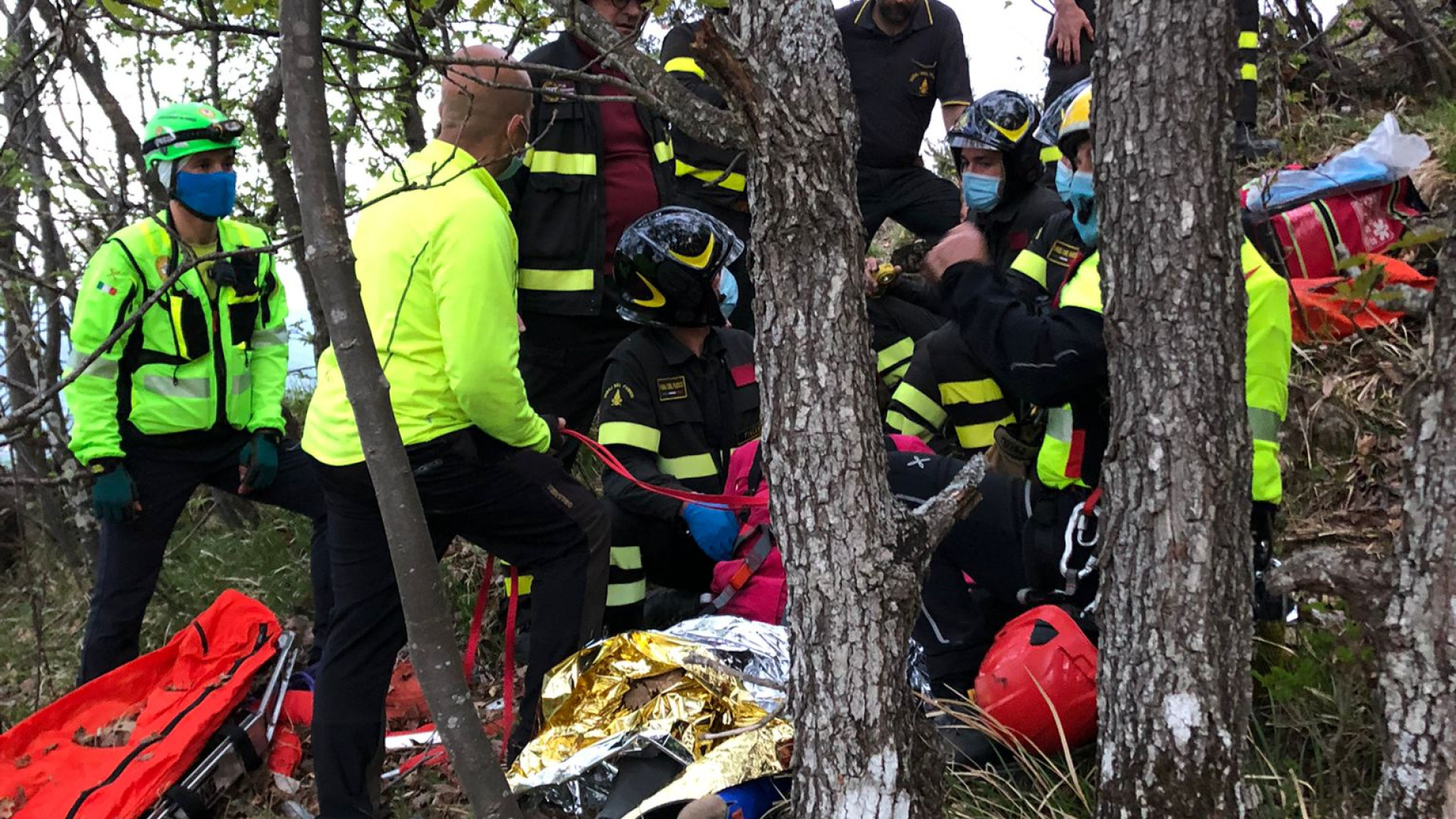 Soccorso alpino ed elicottero dei vigili del fuoco per trarre in salvo una 71enne