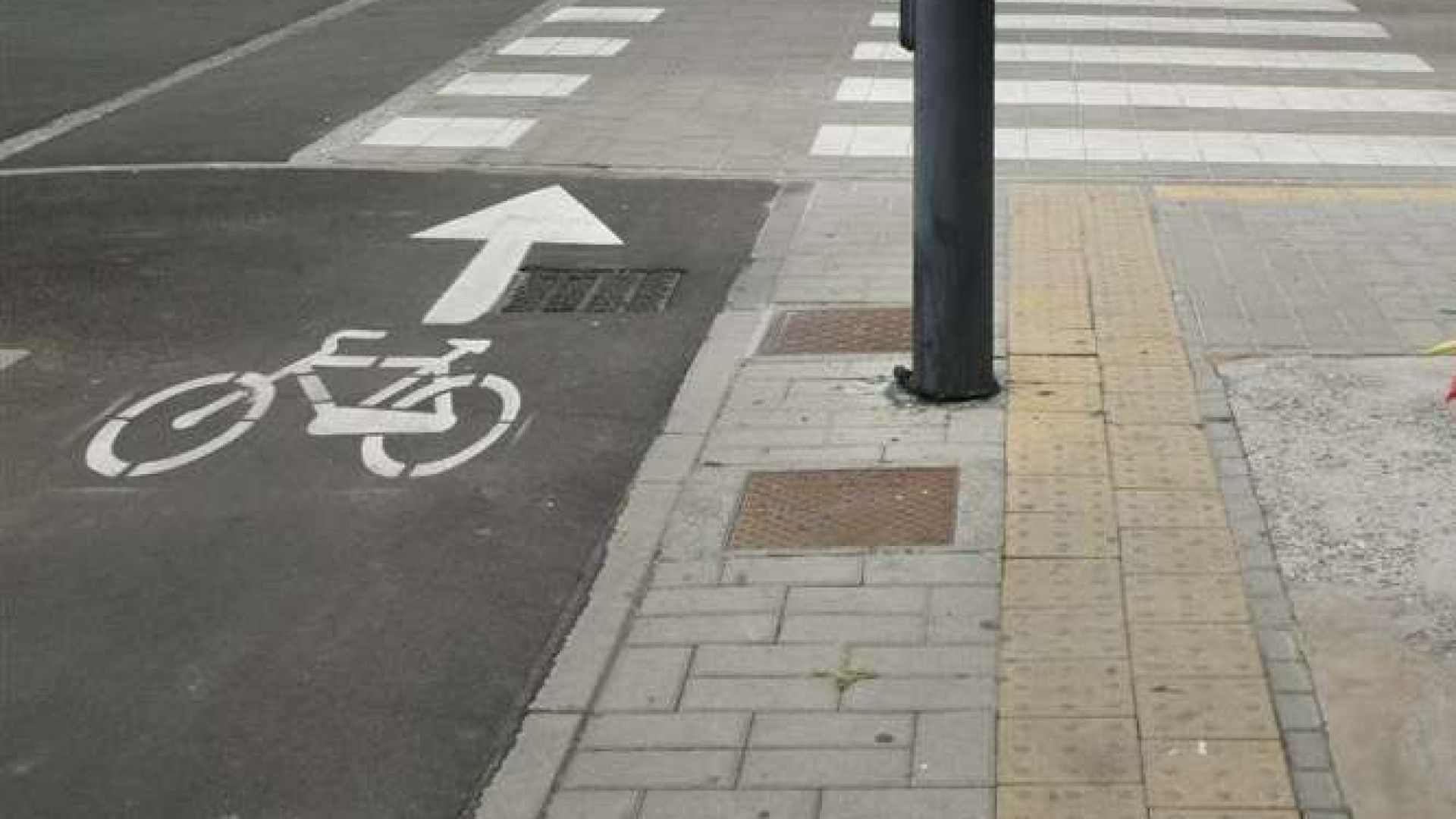 Auto in sosta selvaggia, ciclisti esasperati. Si rischiano multe da 85 euro