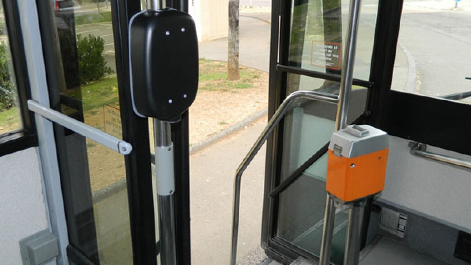 I Vaccari: porte del pullman aperte, alla partenza uno studente cade in strada