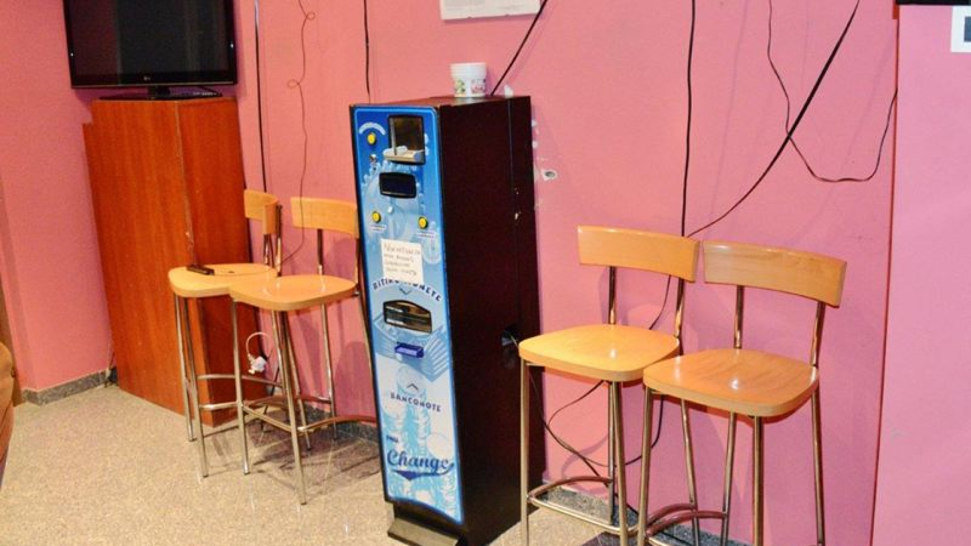 Castelvetro, ladri in azione in un bar