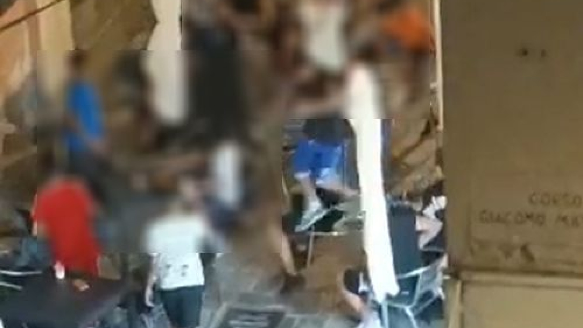"Risarcirò i danni": davanti alla polizia la mamma di uno dei baby vandali di Castello