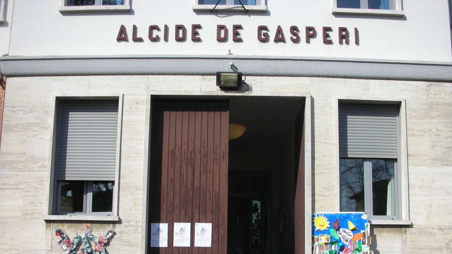 Ladri alla De Gasperi, spariscono frutta e formaggi per gli studenti