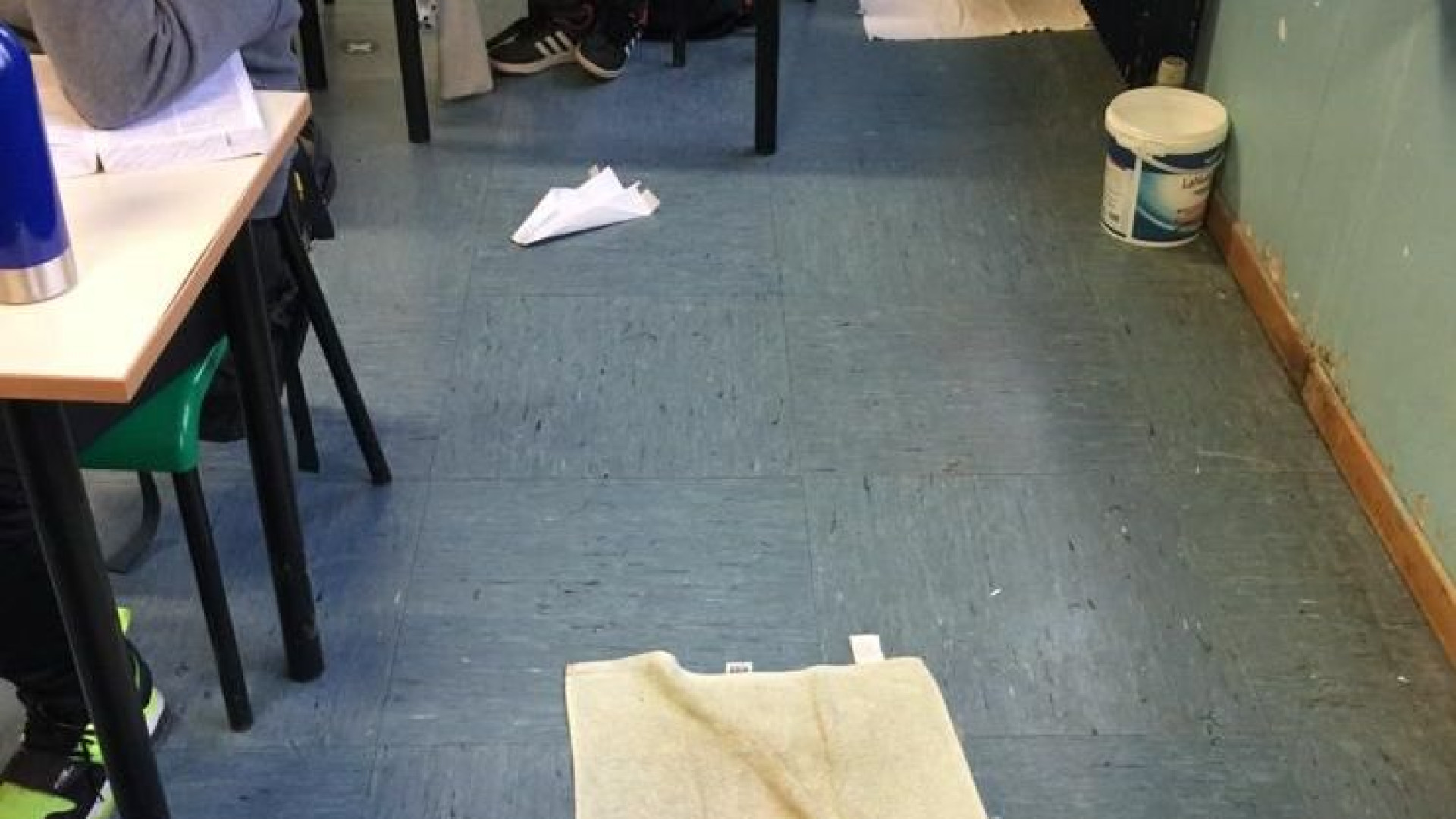 Infiltrazioni di acqua dal tetto della scuola. "Intervenire al più presto"