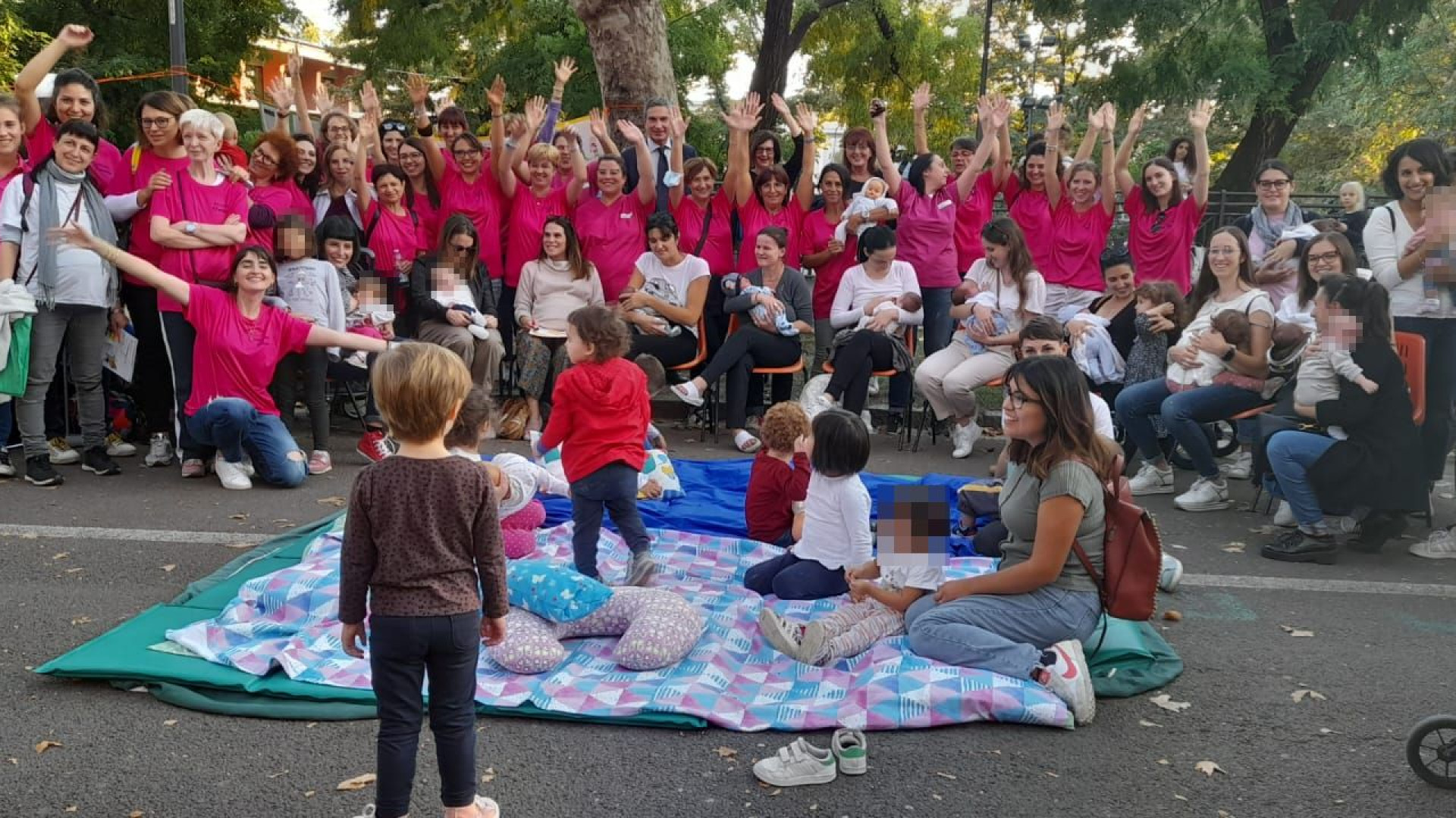 Flash mob per sostenere l'allattamento al seno. "Serve cambio culturale"