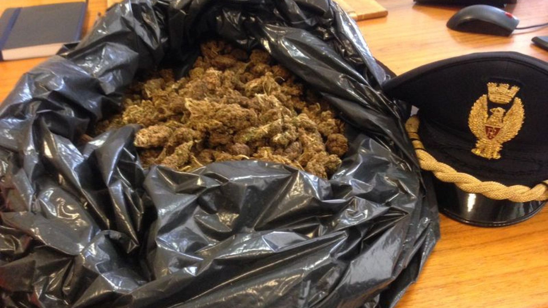 Incontra il prete per confessarsi e gli consegna 1 chilo e mezzo di droga come segno di pentimento. Gli avrebbe fruttato 20mila euro