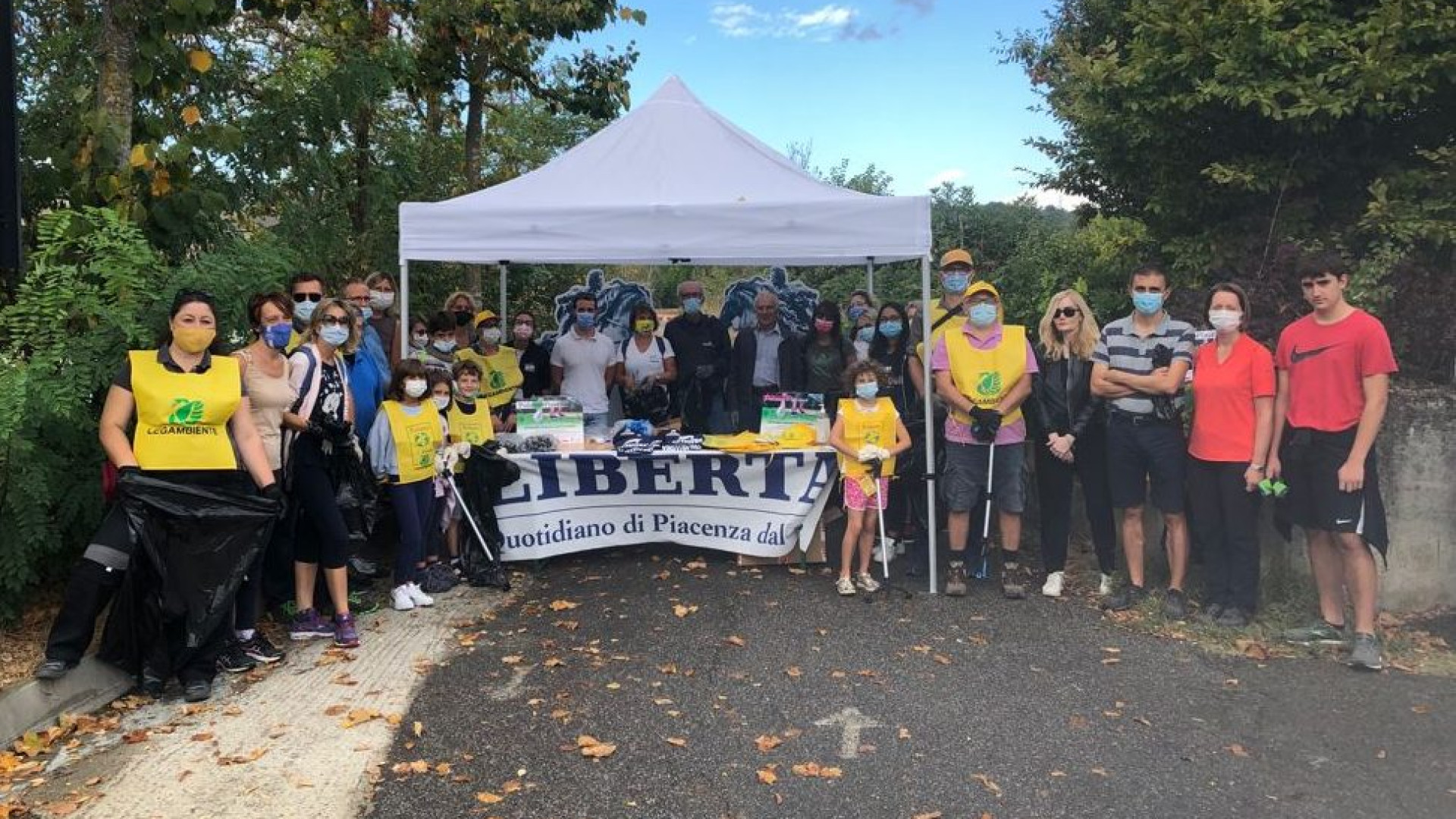 Puliamo Rivergaro: eternit, rifiuti e mascherine trovati dai volontari lungo il fiume