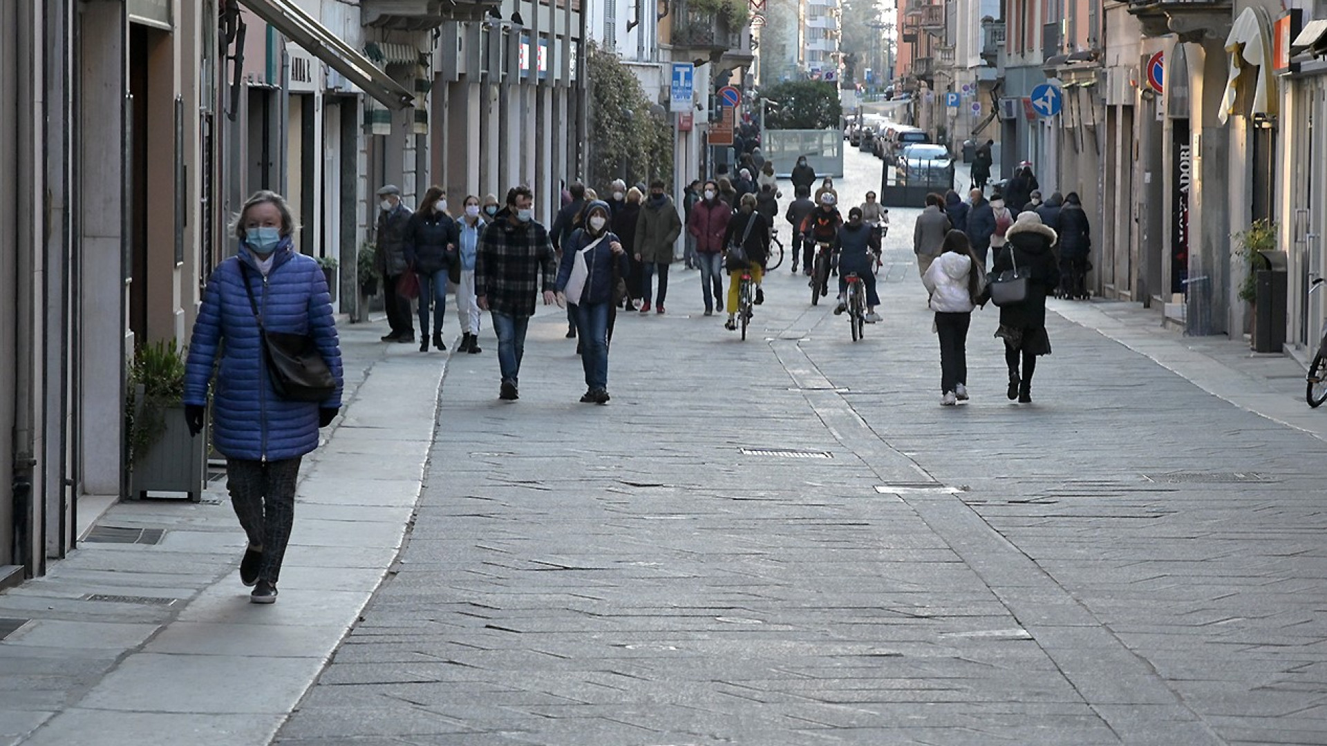 Partono i saldi a Piacenza ma diversi negozi restano chiusi. Polemica in centro