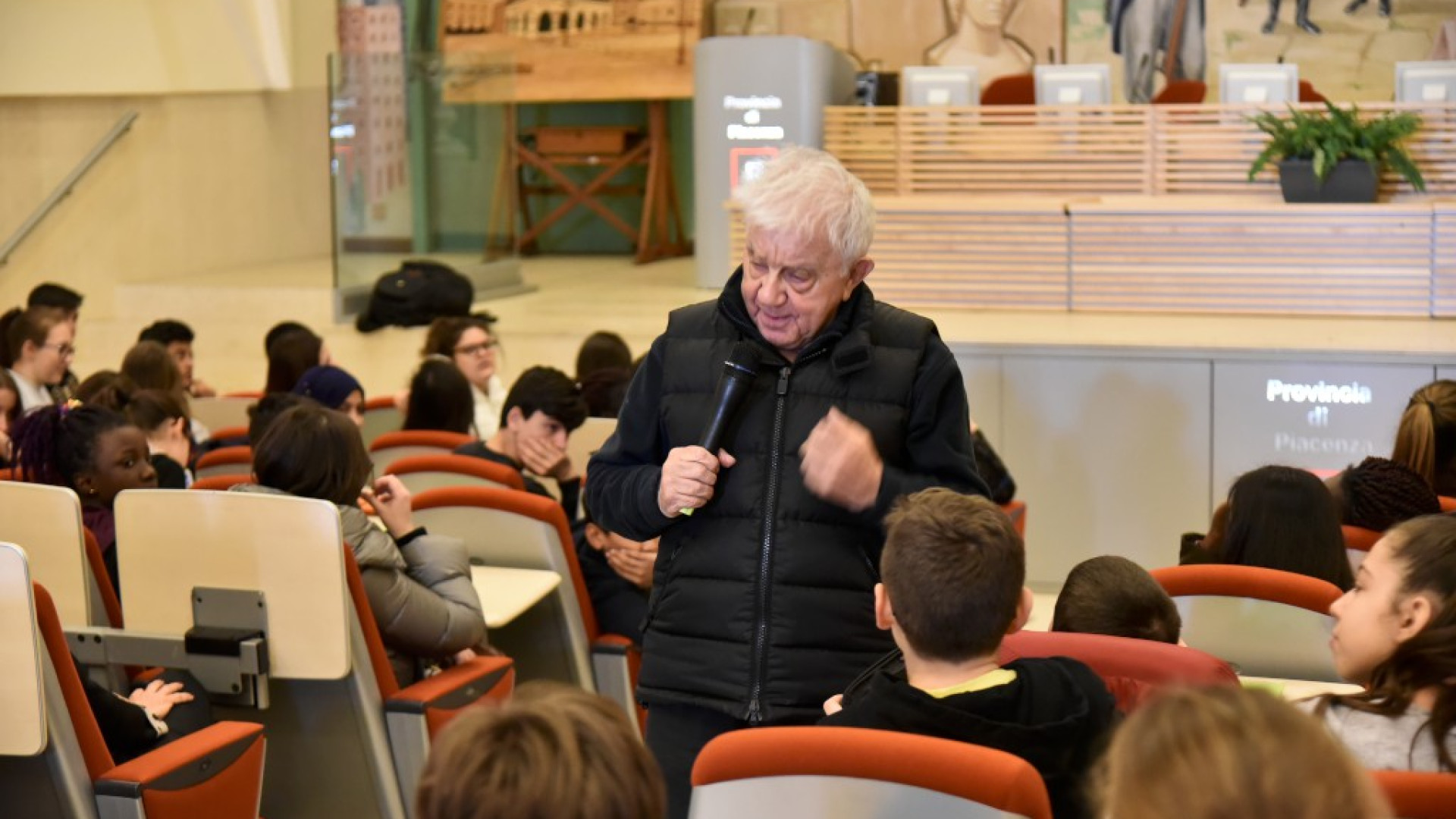 "Non si tratta di violenze, ma di energie da domare". Don Mazzi parla ai giovani