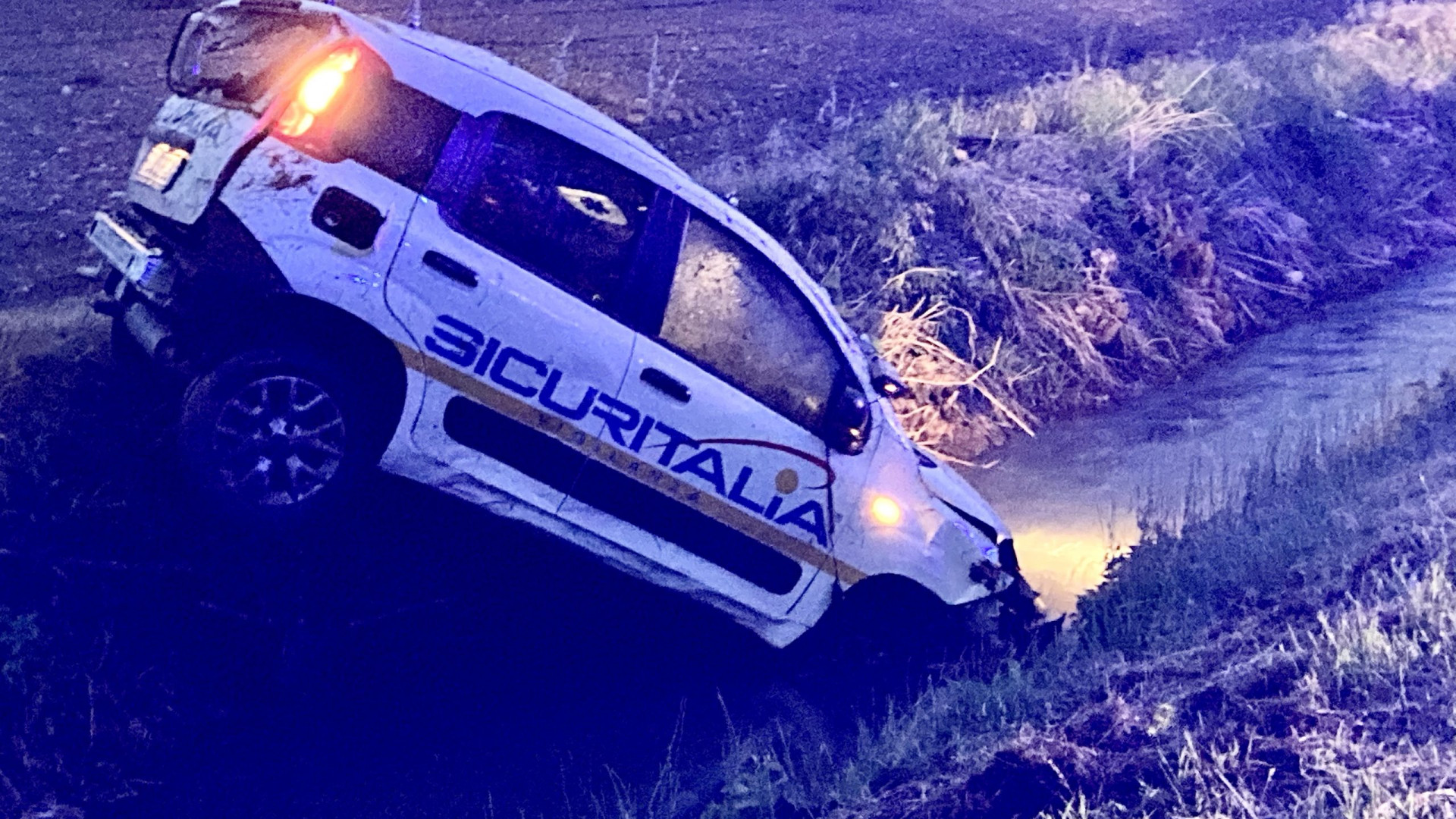 Sbanda e si schianta nel canale: guardia giurata in condizioni serie