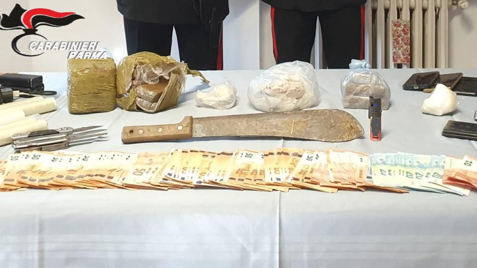 Cortina di Alseno, 3 pusher arrestati in un casolare: con loro droga, soldi e machete