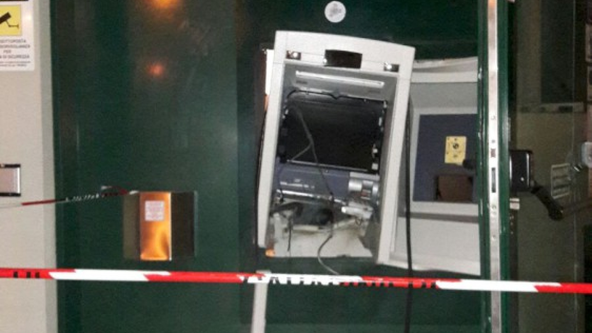 Bancomat esploso a Castelvetro, i ladri scappano con i soldi