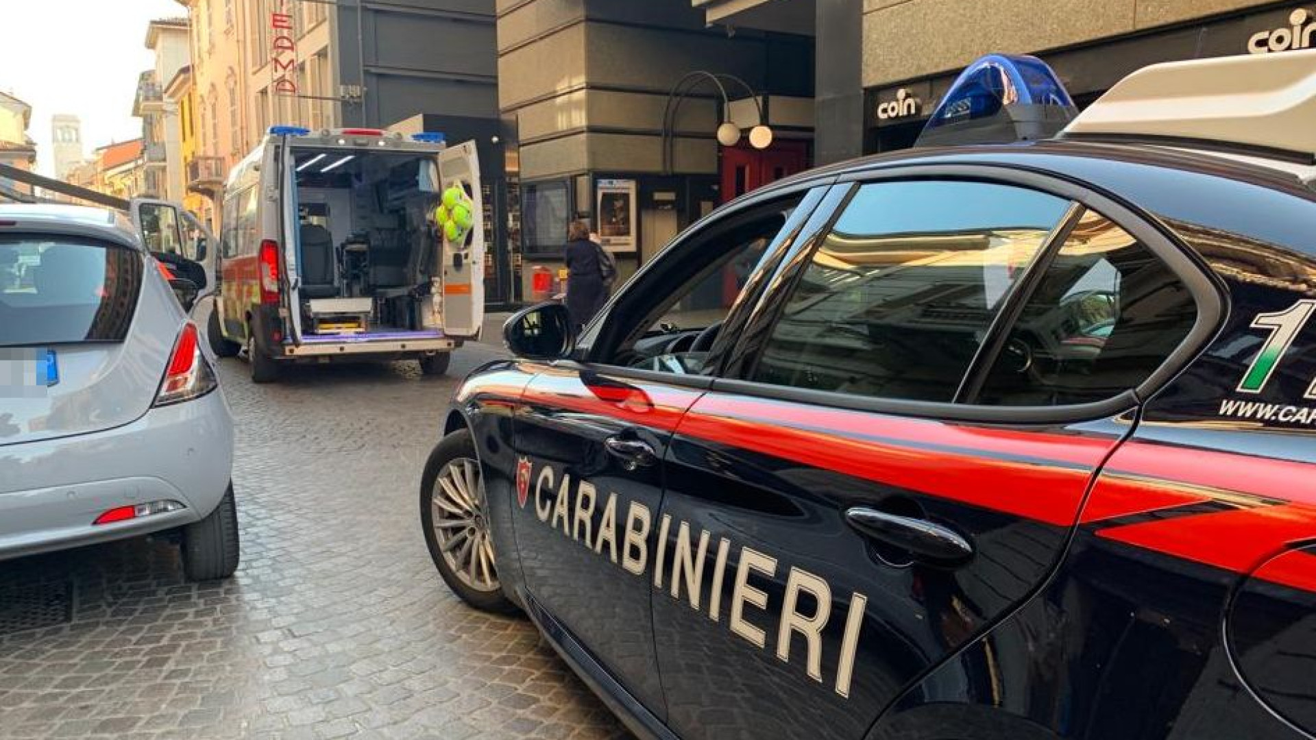 Monopattino contro un'auto sul Corso. Un ferito trasportato in ospedale